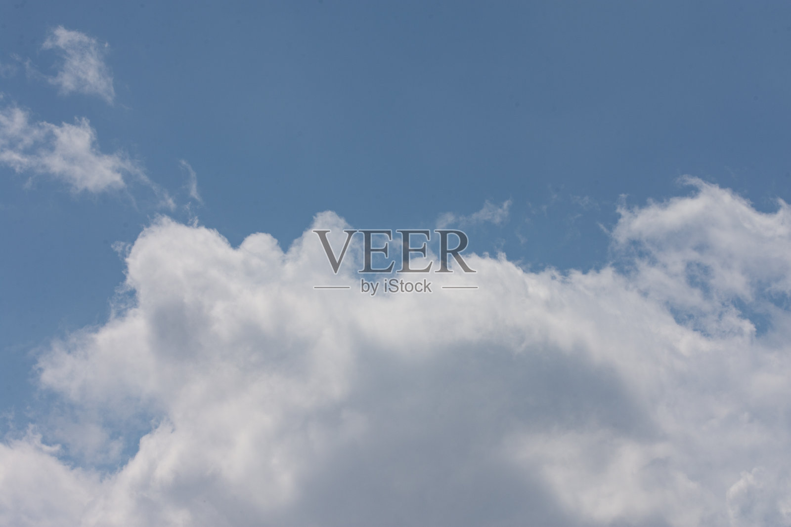 天蓝的白天飘着云照片摄影图片