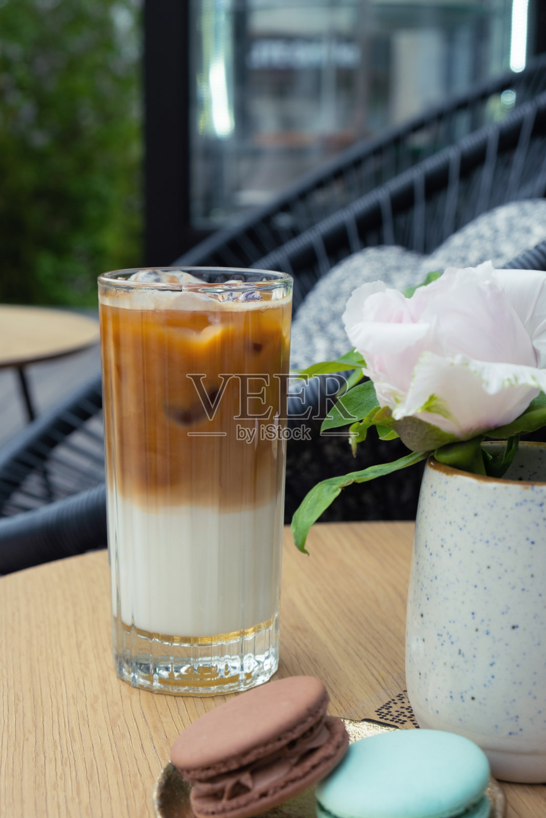冰拿铁咖啡在玻璃咖啡桌背景户外。夏日新鲜的咖啡饮品照片摄影图片
