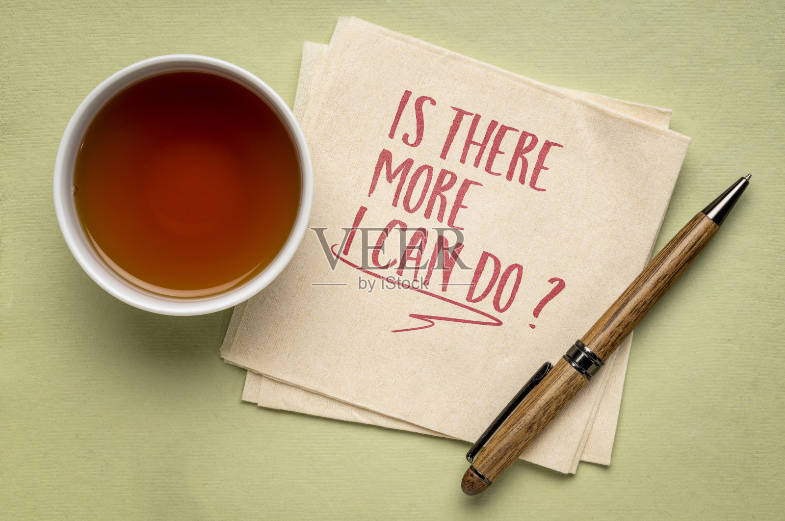 我还能做些什么吗?餐巾上的问题。照片摄影图片