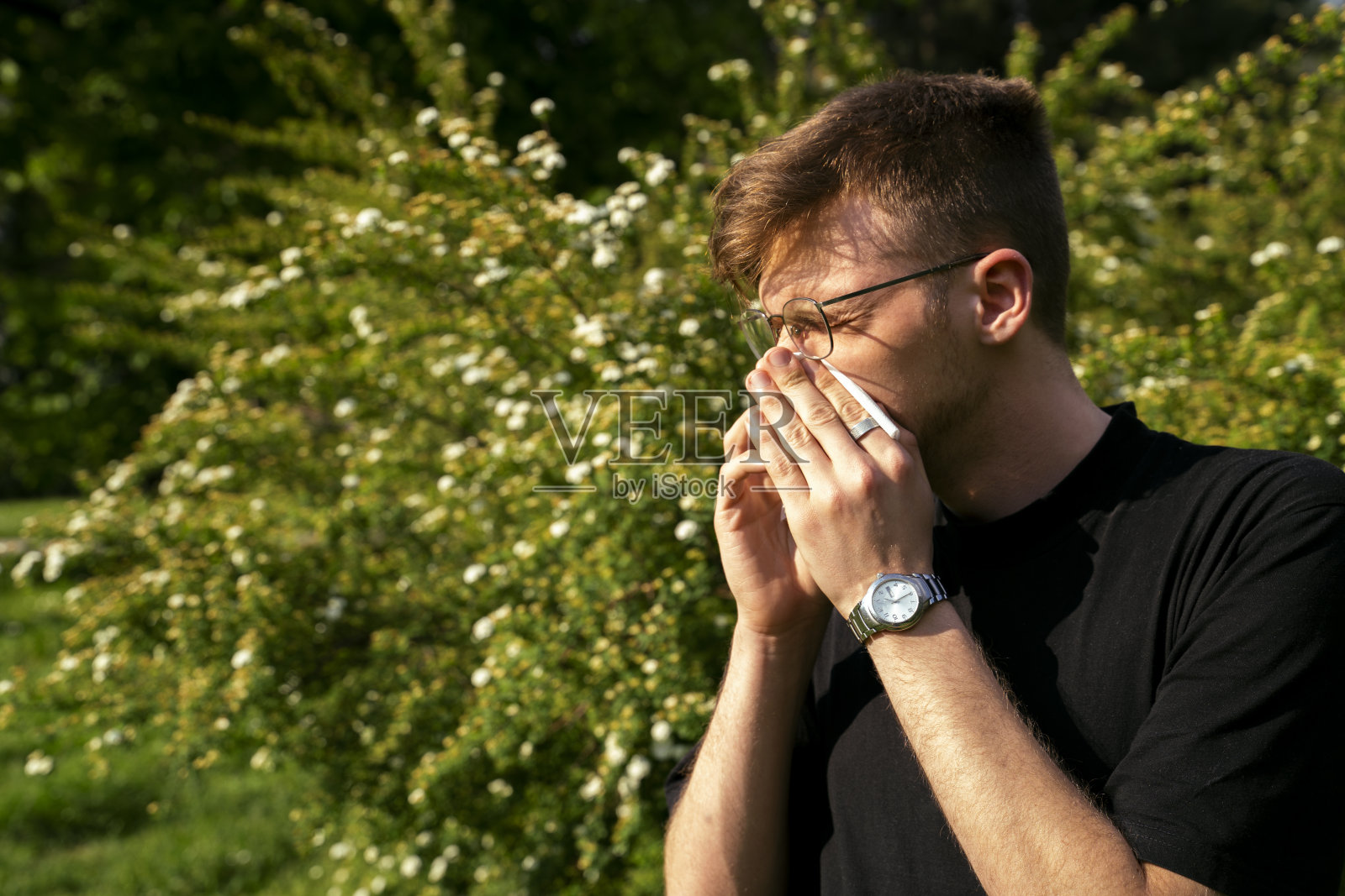 患有花粉季节性过敏的年轻成年男子照片摄影图片
