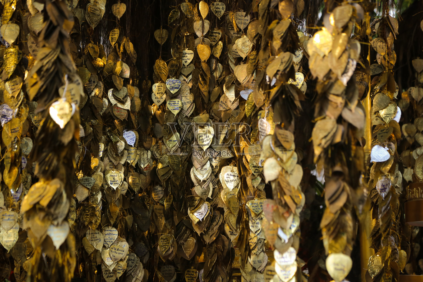 用铜片做成的粉叶被用来写祈祷文。照片摄影图片