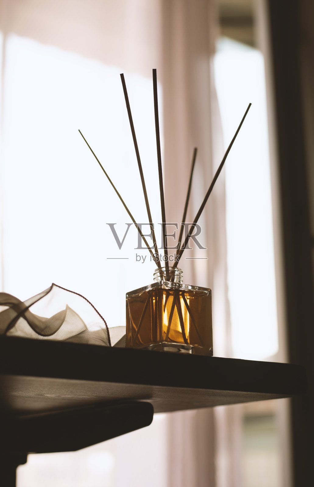 竹竿装在瓶子里。家里气味。照片摄影图片