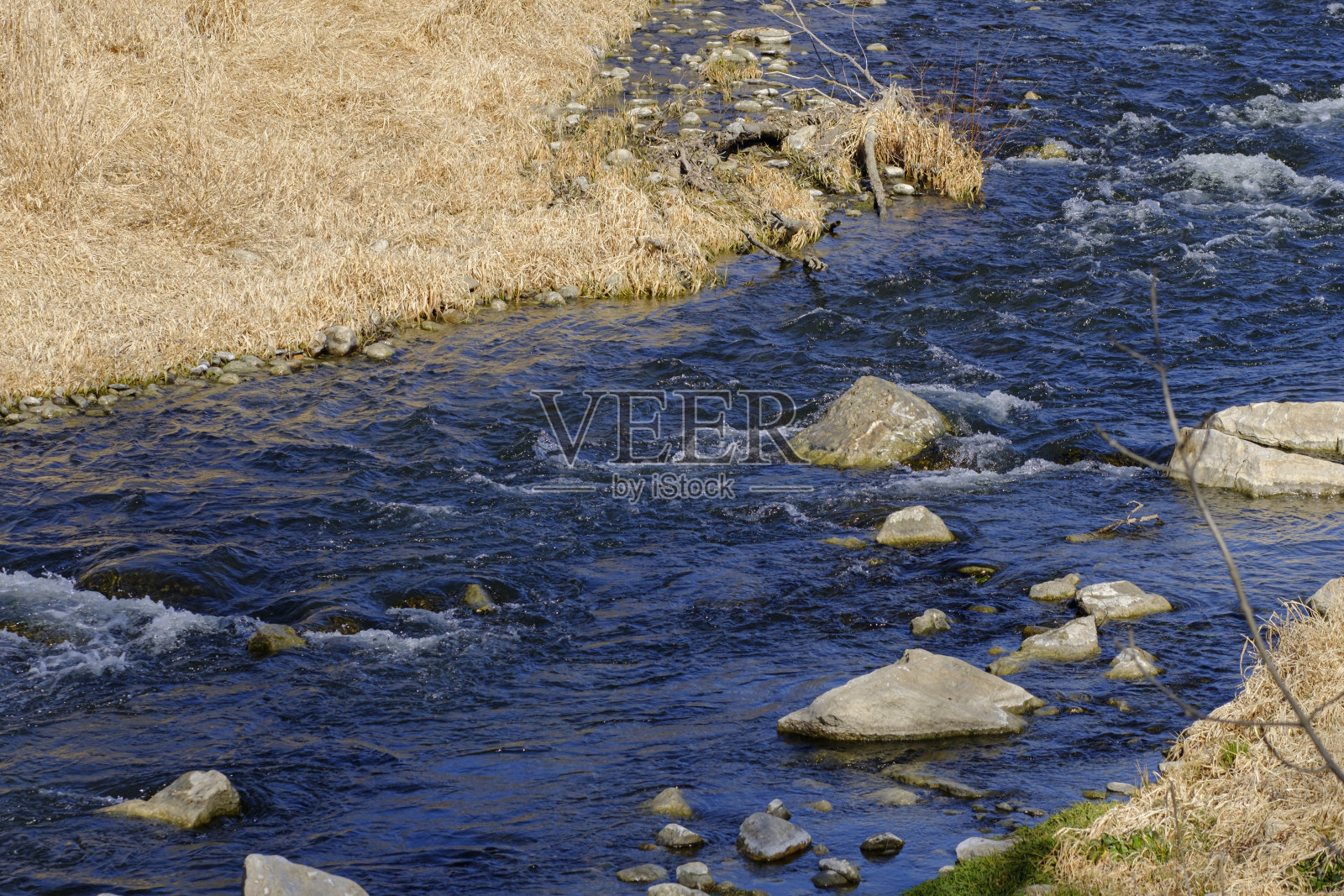 碧水在河上流淌，卵石在河上滚动照片摄影图片