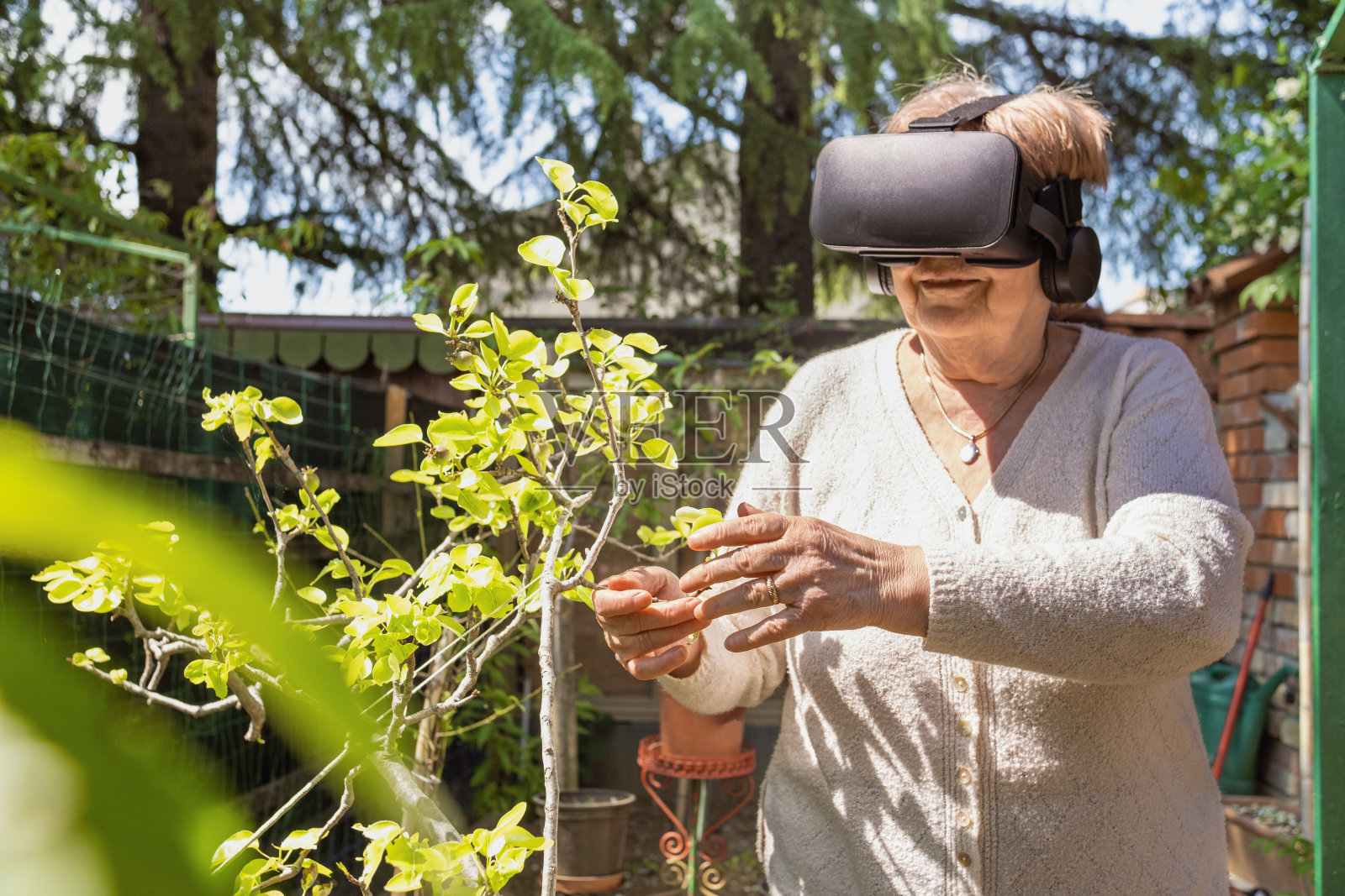 通过计算机生成的交互式内容展示现实生活中的场所照片摄影图片