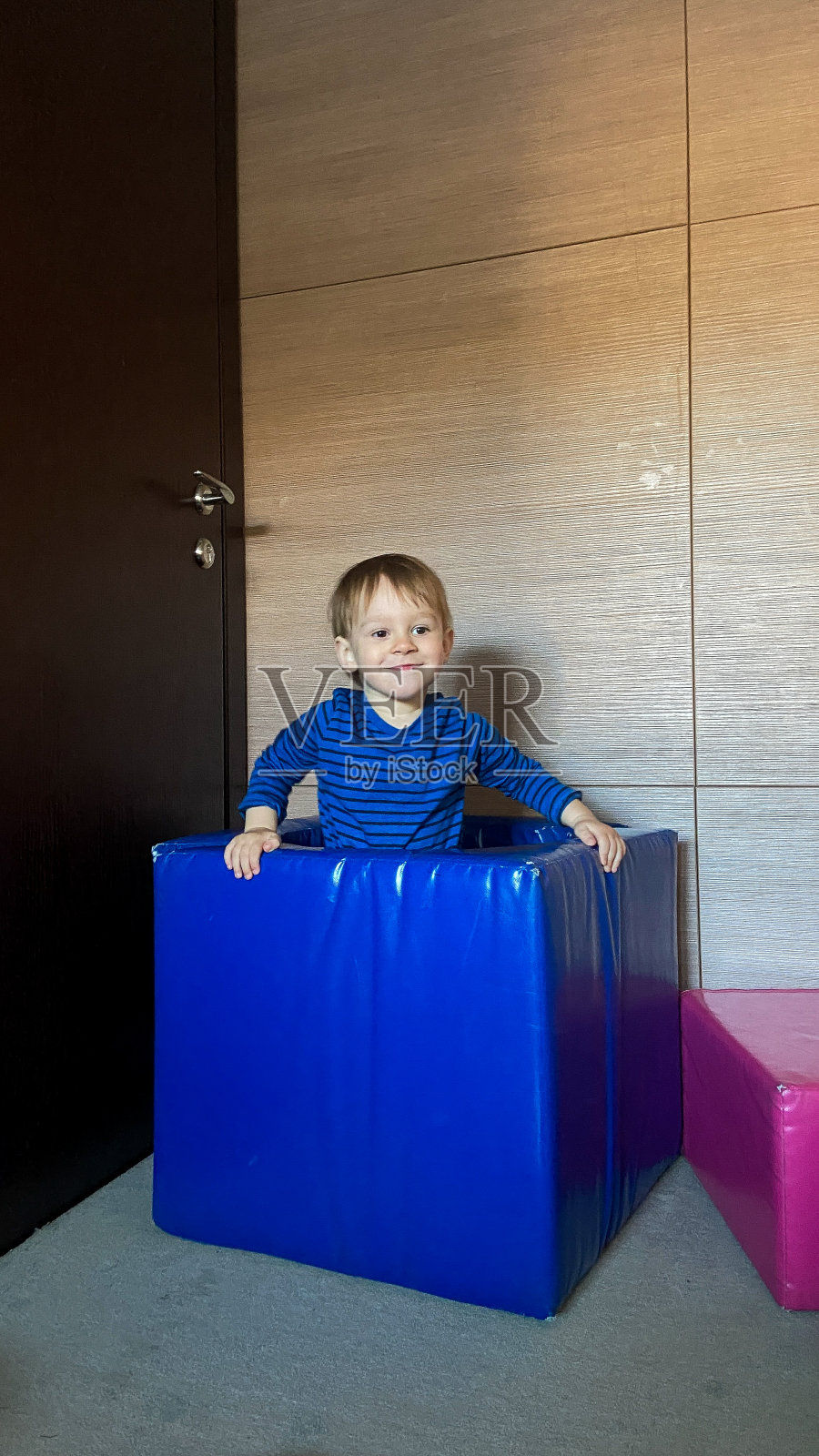 立方体里的男孩照片摄影图片