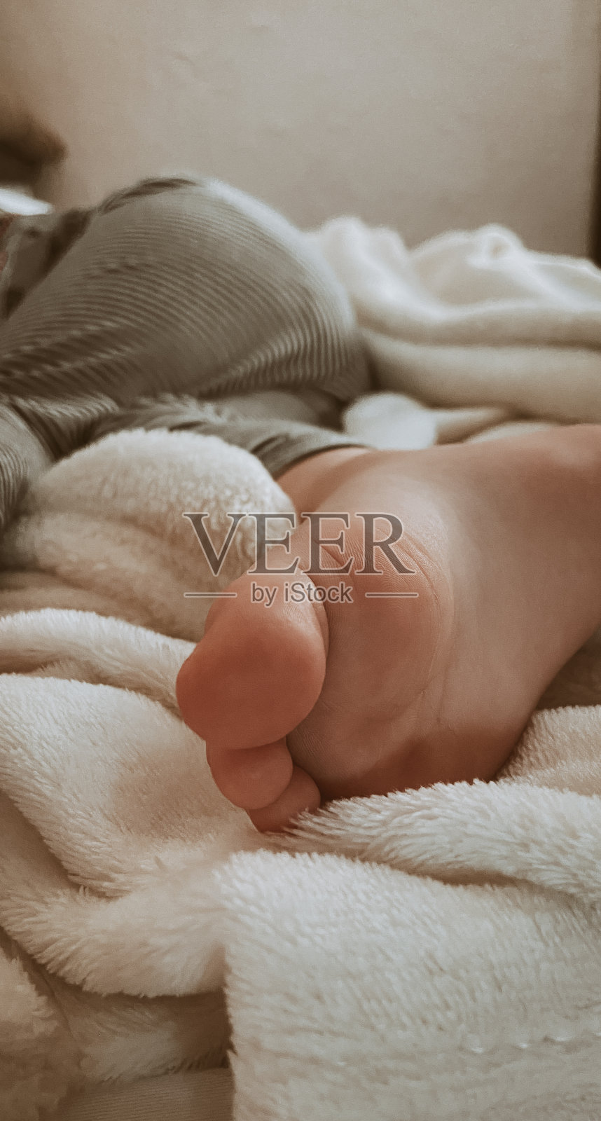 可爱的宝宝安静地睡着了，腿紧贴着照片摄影图片