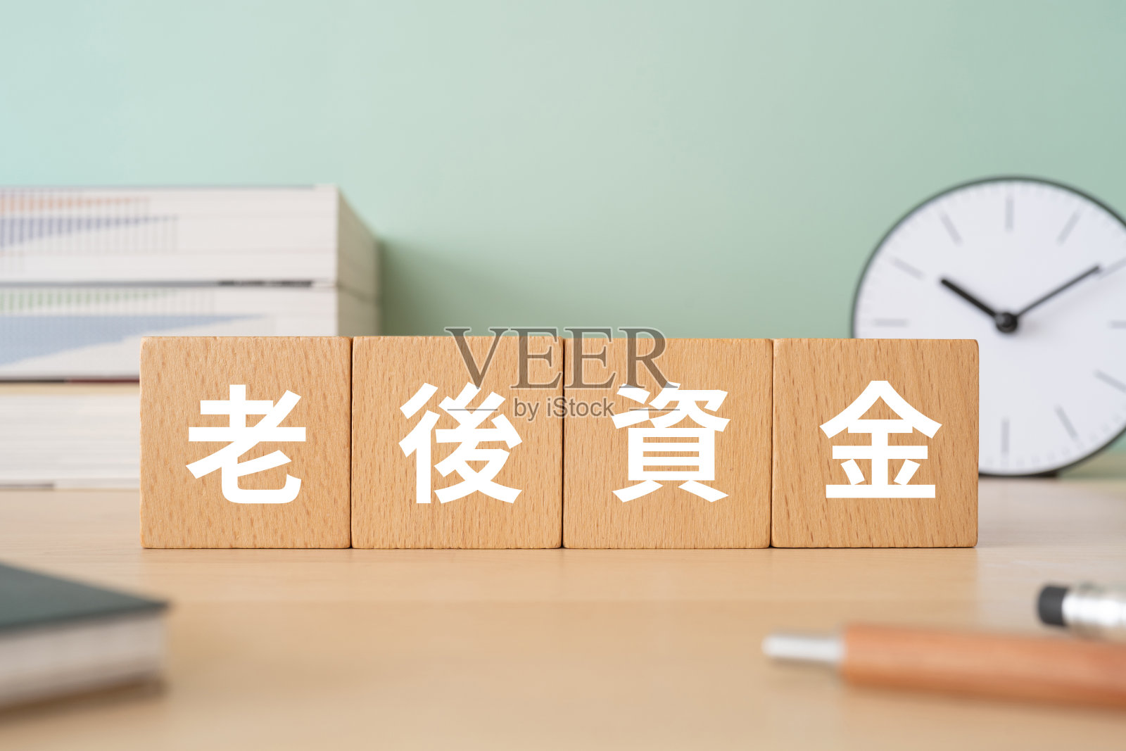 带有“rogoshikin”概念文本的木块、笔、笔记本和书籍。照片摄影图片