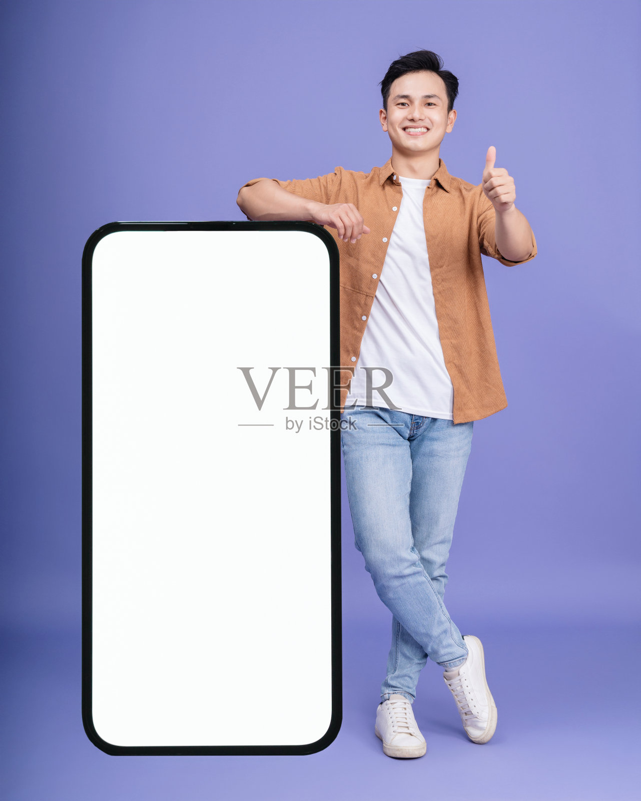 背景是年轻亚洲男子的照片照片摄影图片