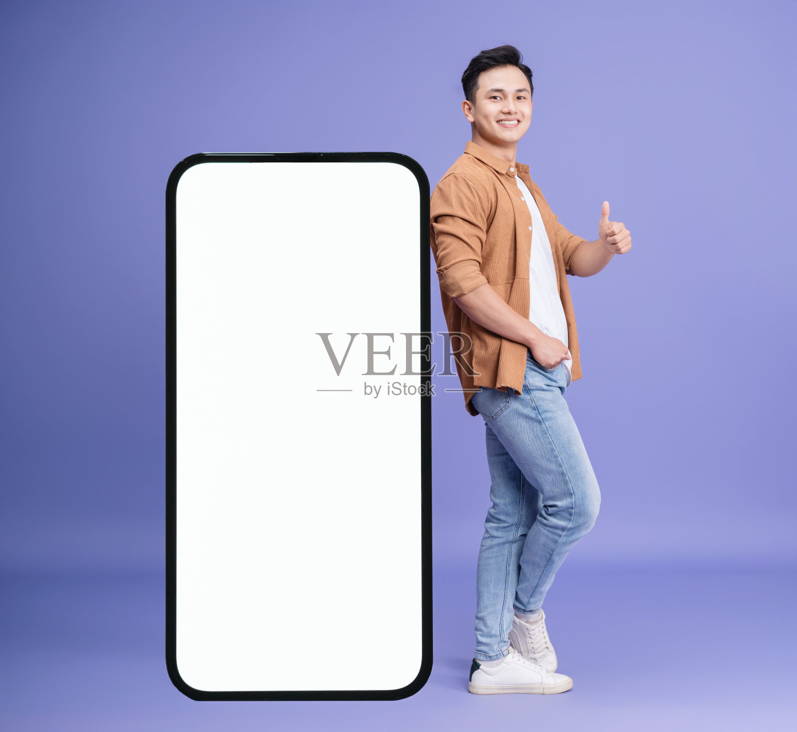 背景是年轻亚洲男子的照片照片摄影图片