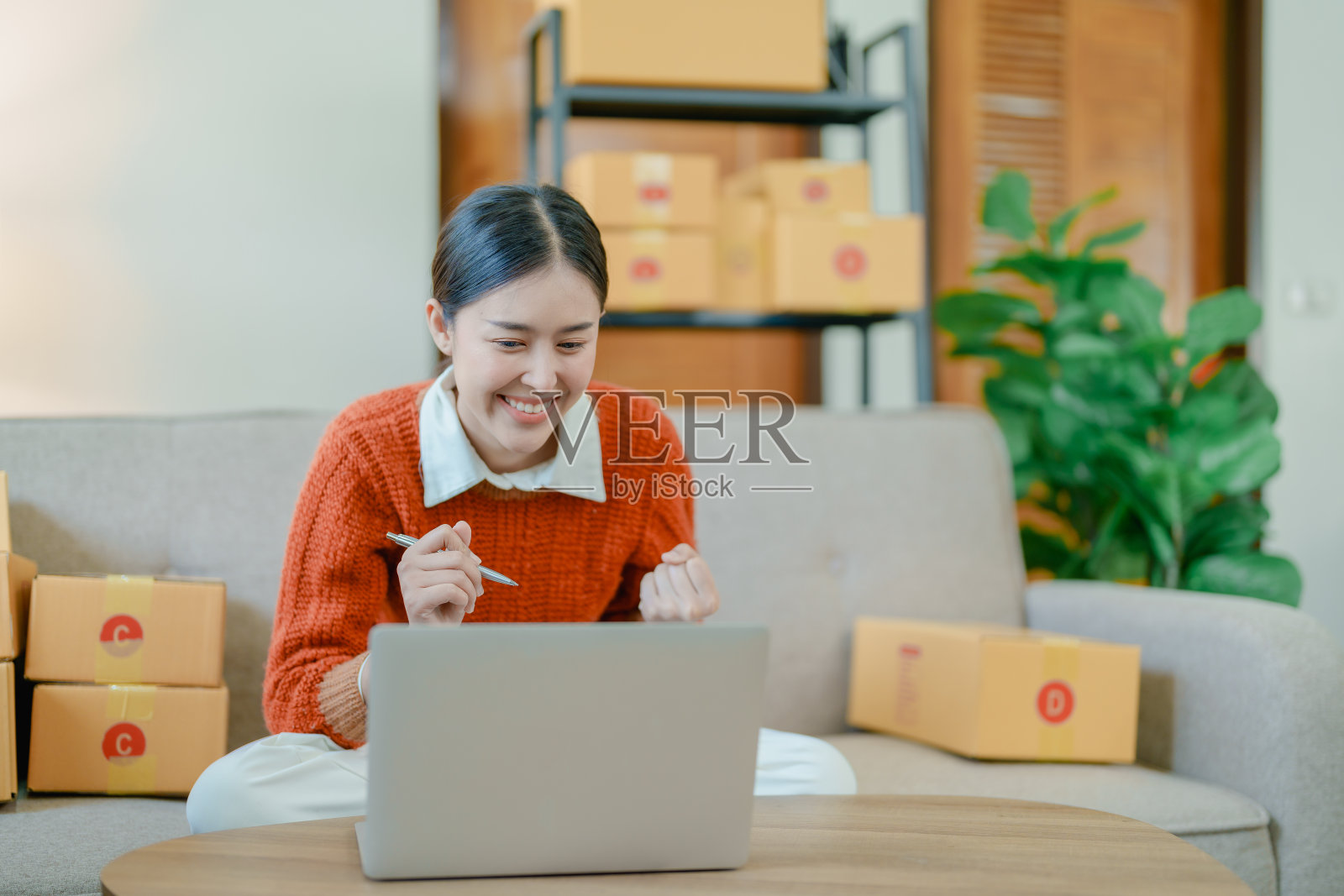 在线交付，当女性小企业主在他们的商业计划和营销中看到意想不到的销售和客户订单时，他们会欣喜若狂照片摄影图片