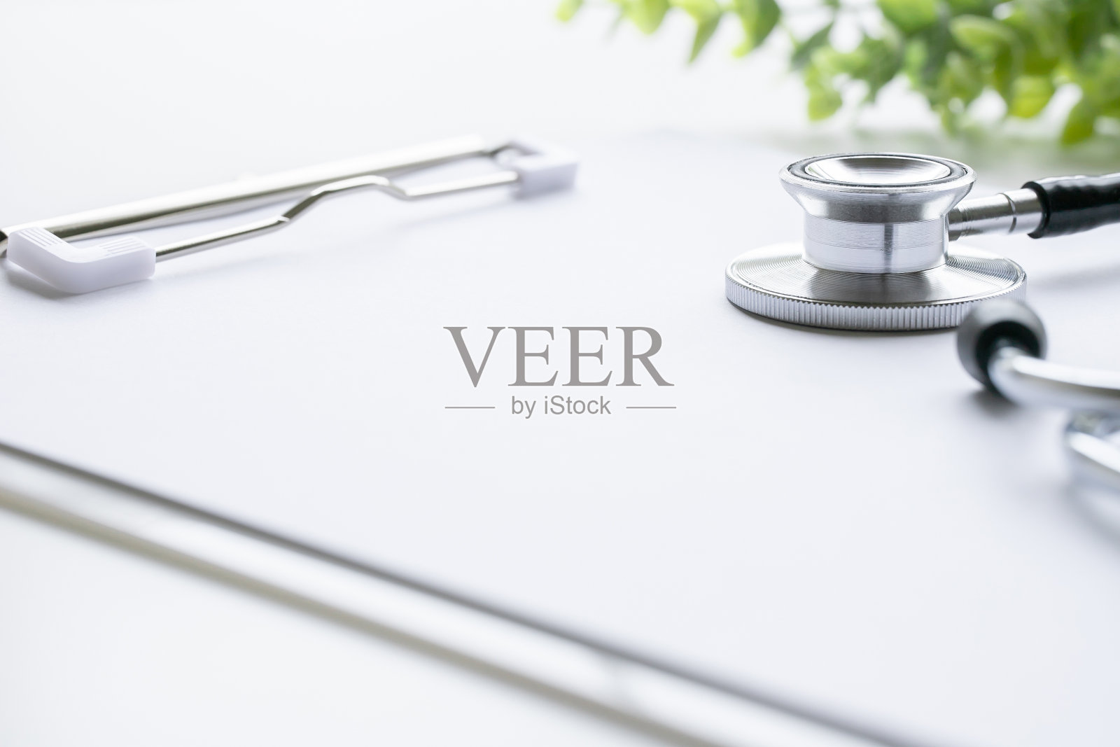 白色背景听诊器的医学背景。照片摄影图片