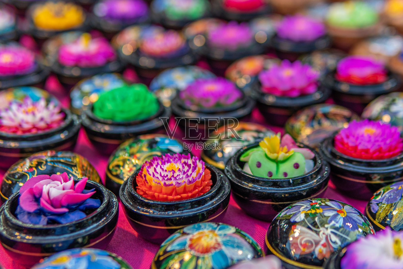 清迈街头五颜六色的手工雕刻肥皂照片摄影图片