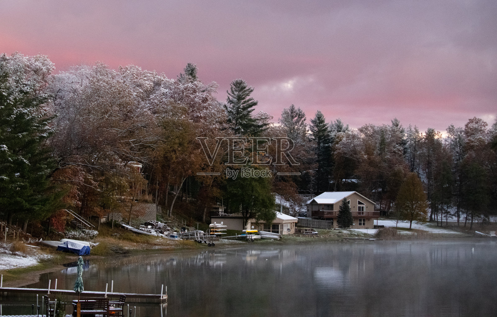 初冬的早晨，天空粉嫩，晚秋的湖面上飘着一层雪花。照片摄影图片