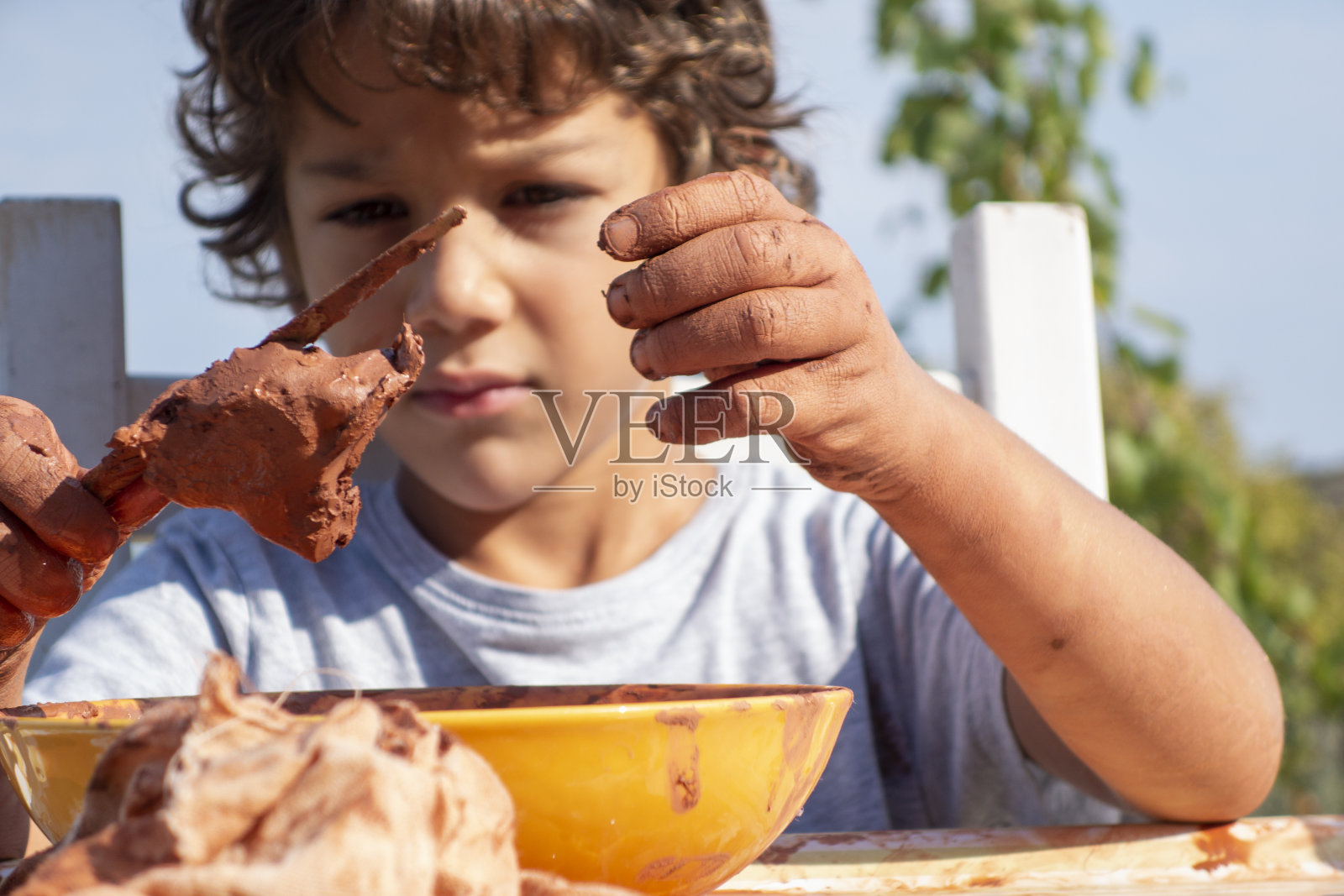 男孩在玩陶土照片摄影图片