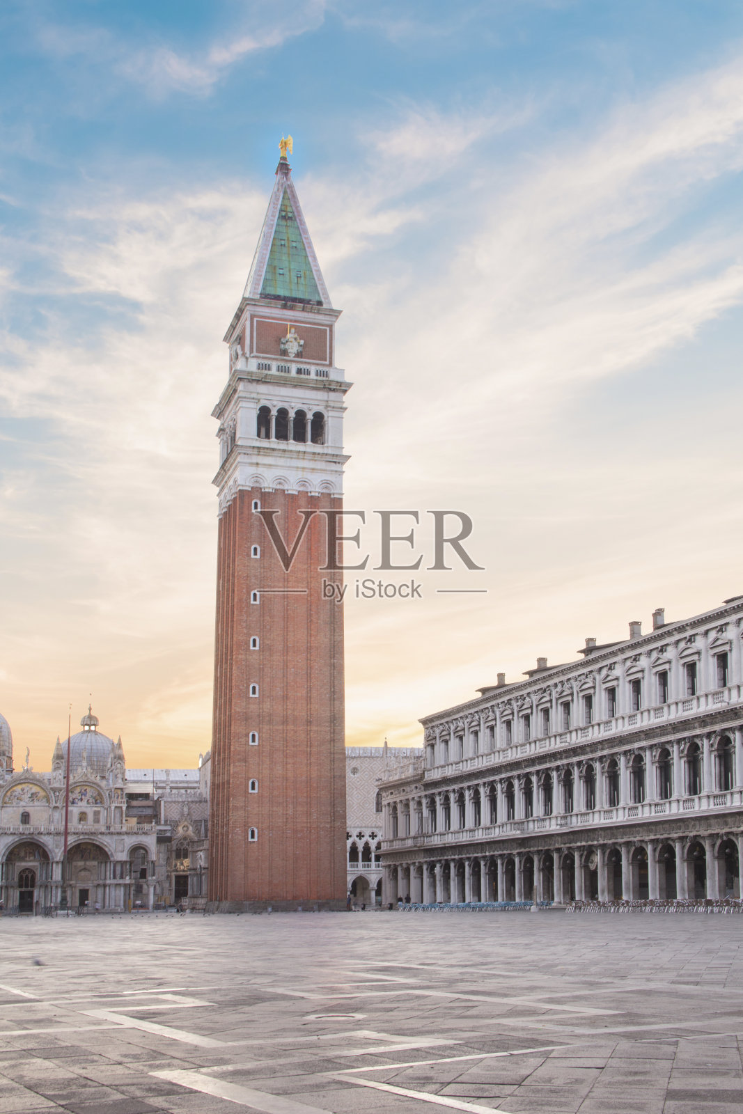 威尼斯圣马可大教堂钟楼的美景照片摄影图片