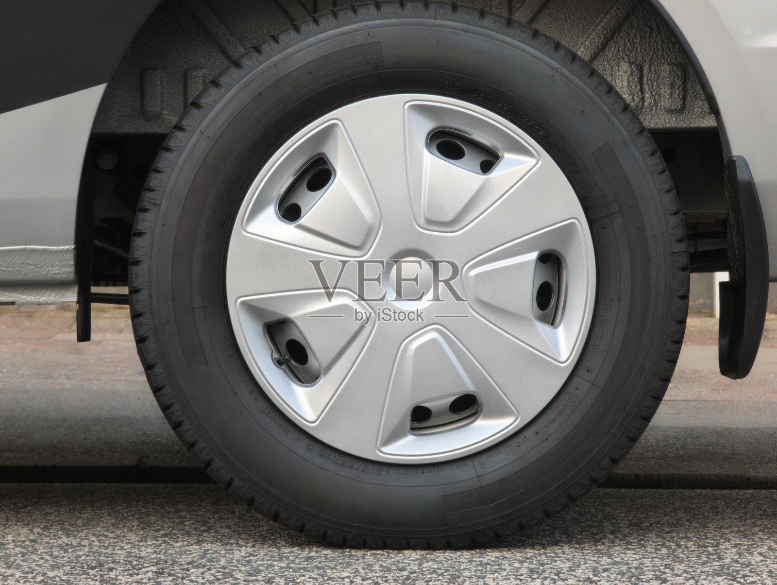 小货车上的新轮胎和轮毂盖照片摄影图片