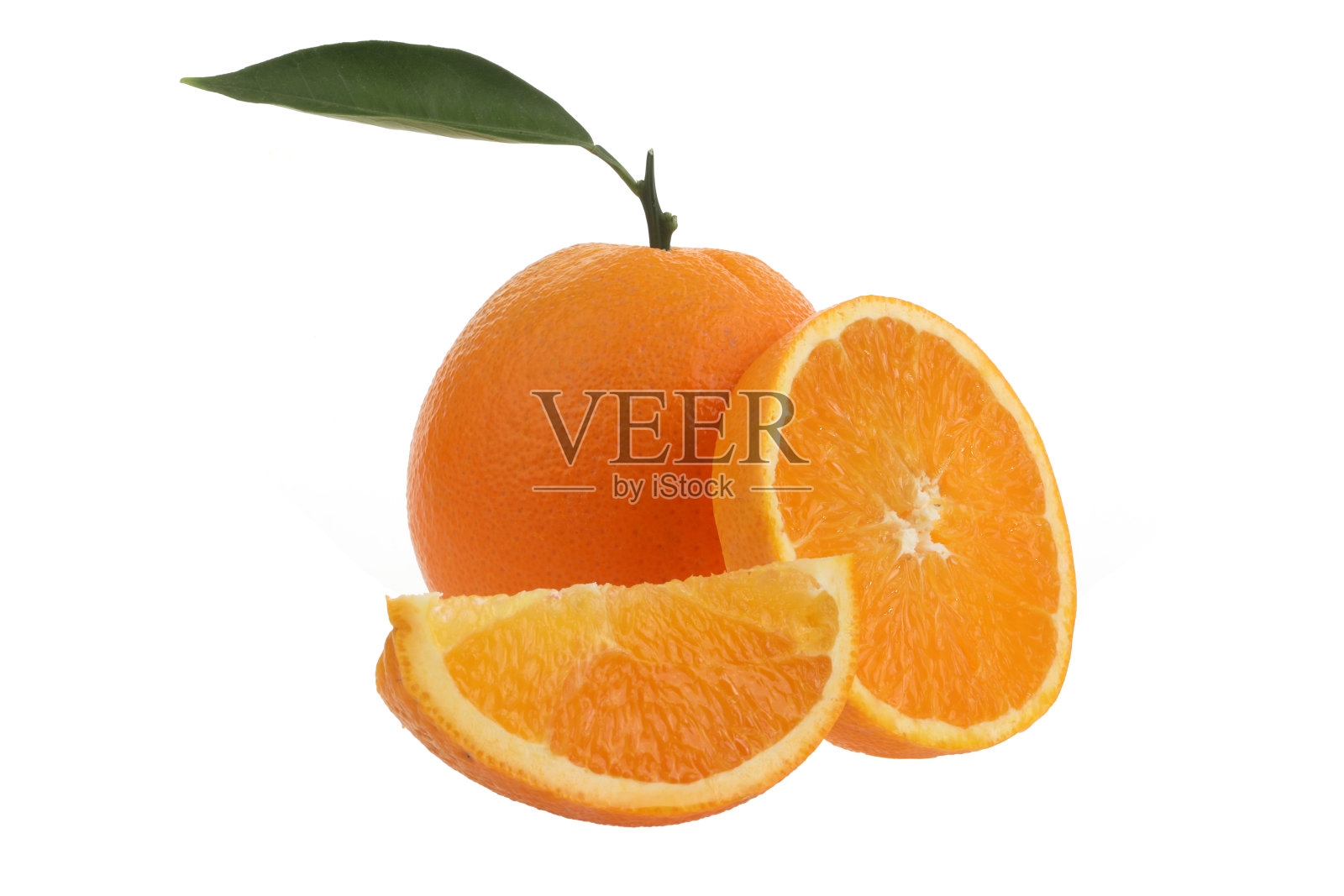 白色背景上的橙子和切片照片摄影图片