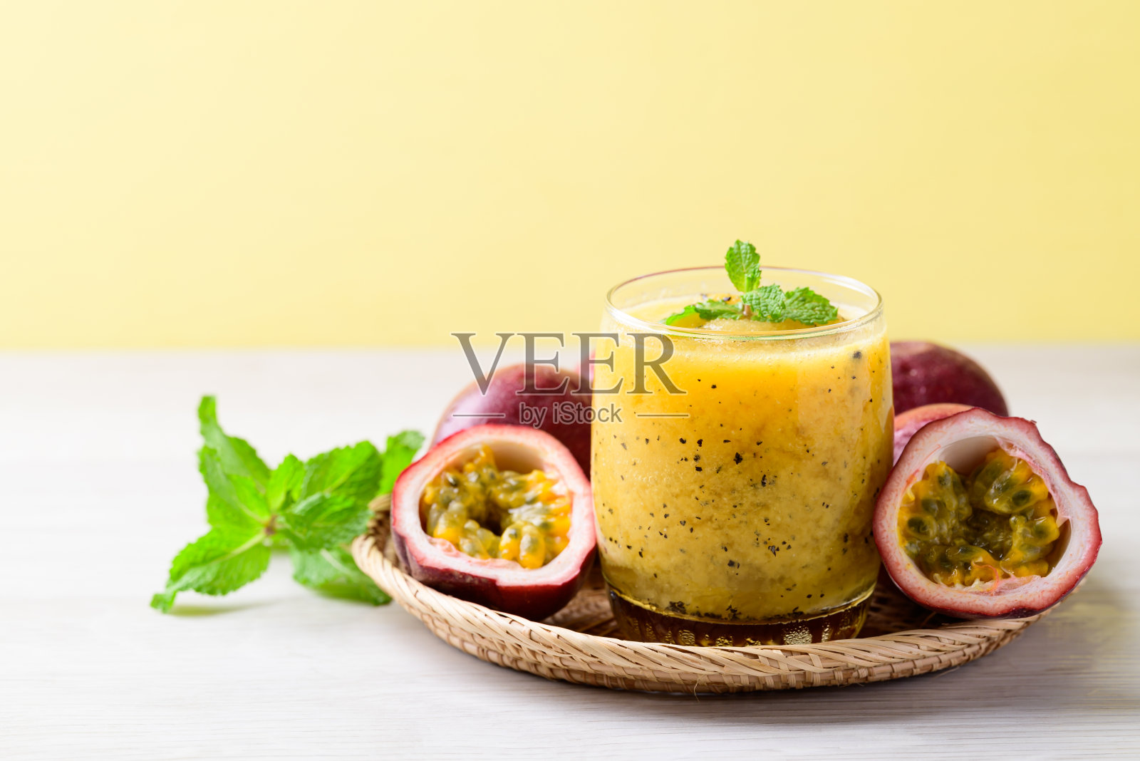 夏季新鲜的百香果冰沙饮料照片摄影图片