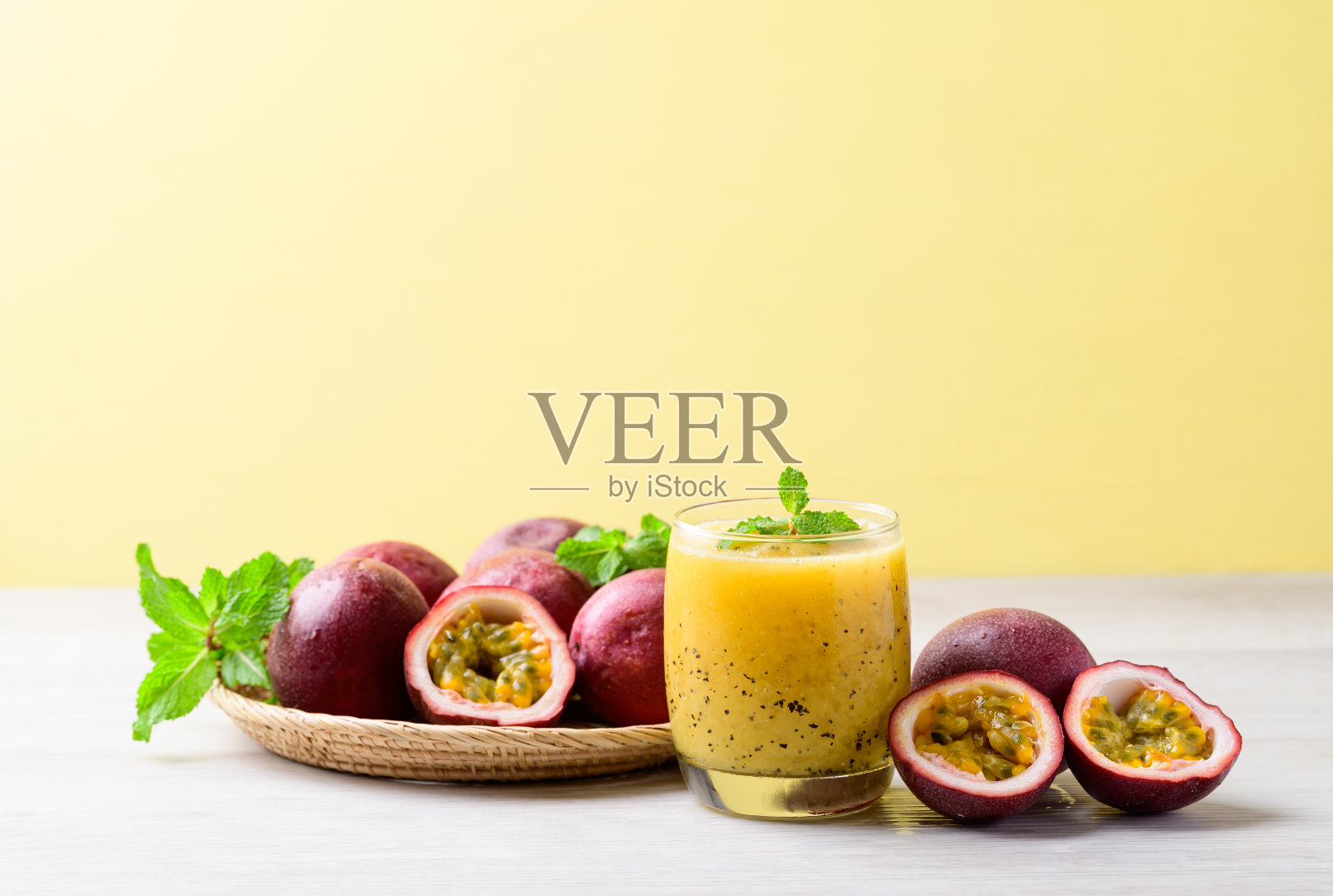 夏季新鲜的百香果冰沙饮料照片摄影图片