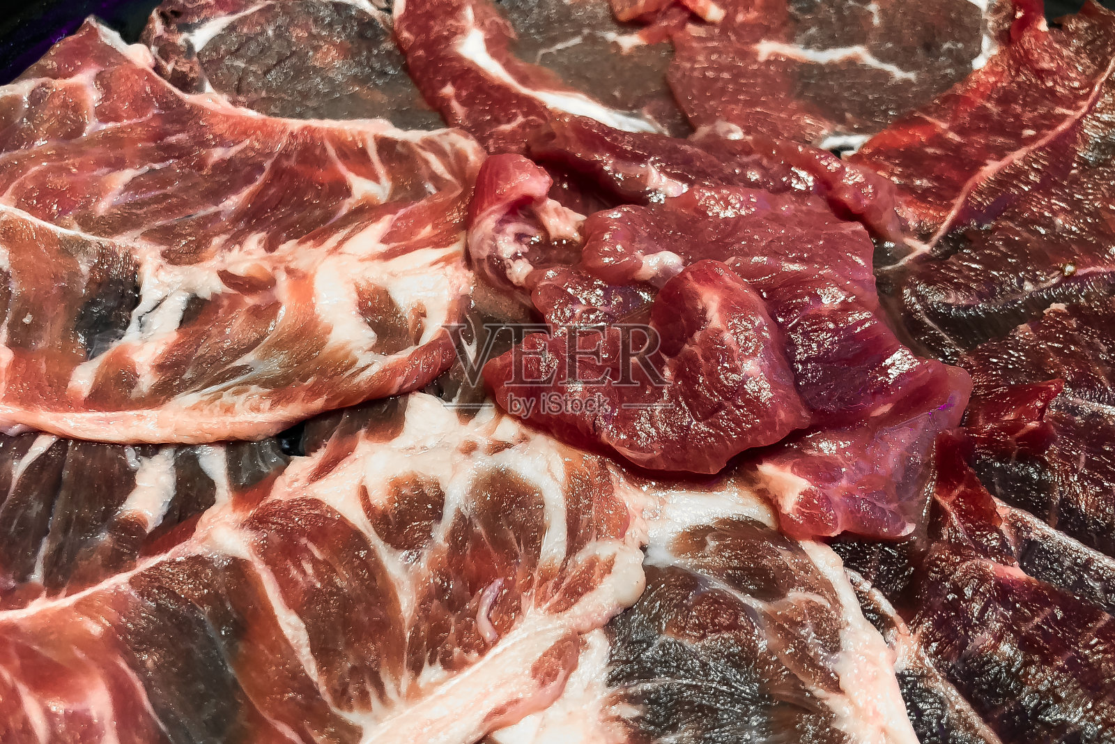 新鲜的生牛肉切成薄片。照片摄影图片