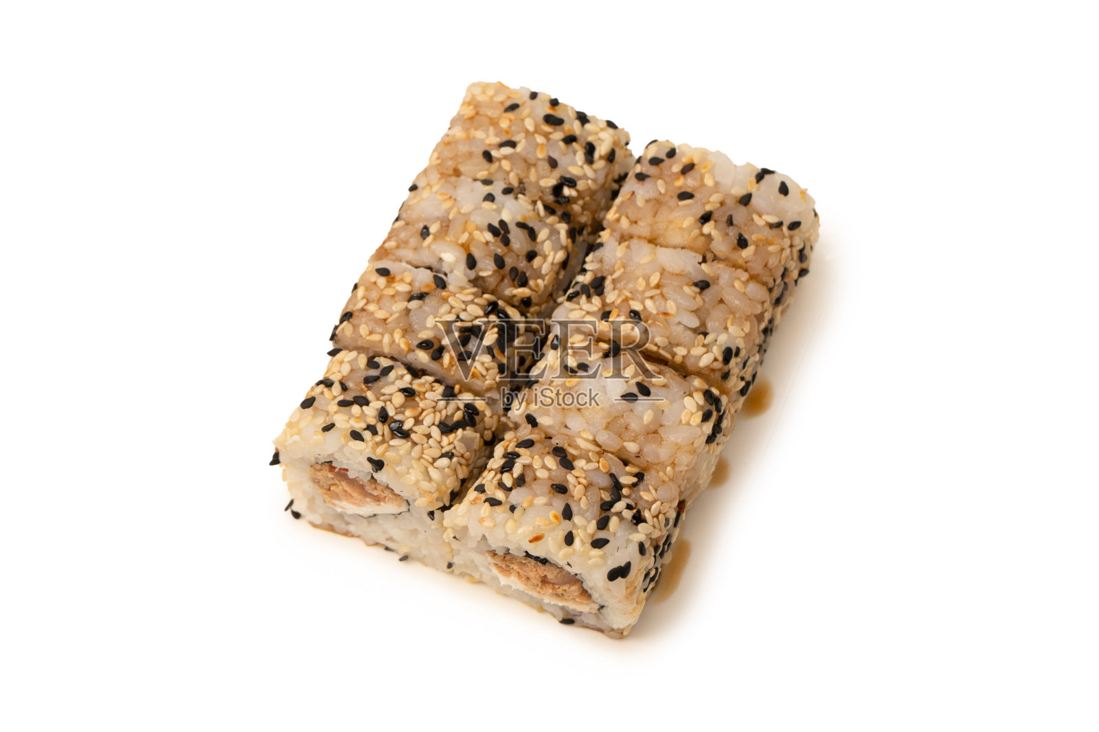 在白色背景上单独放置奶油奶酪和金枪鱼的寿司。照片摄影图片