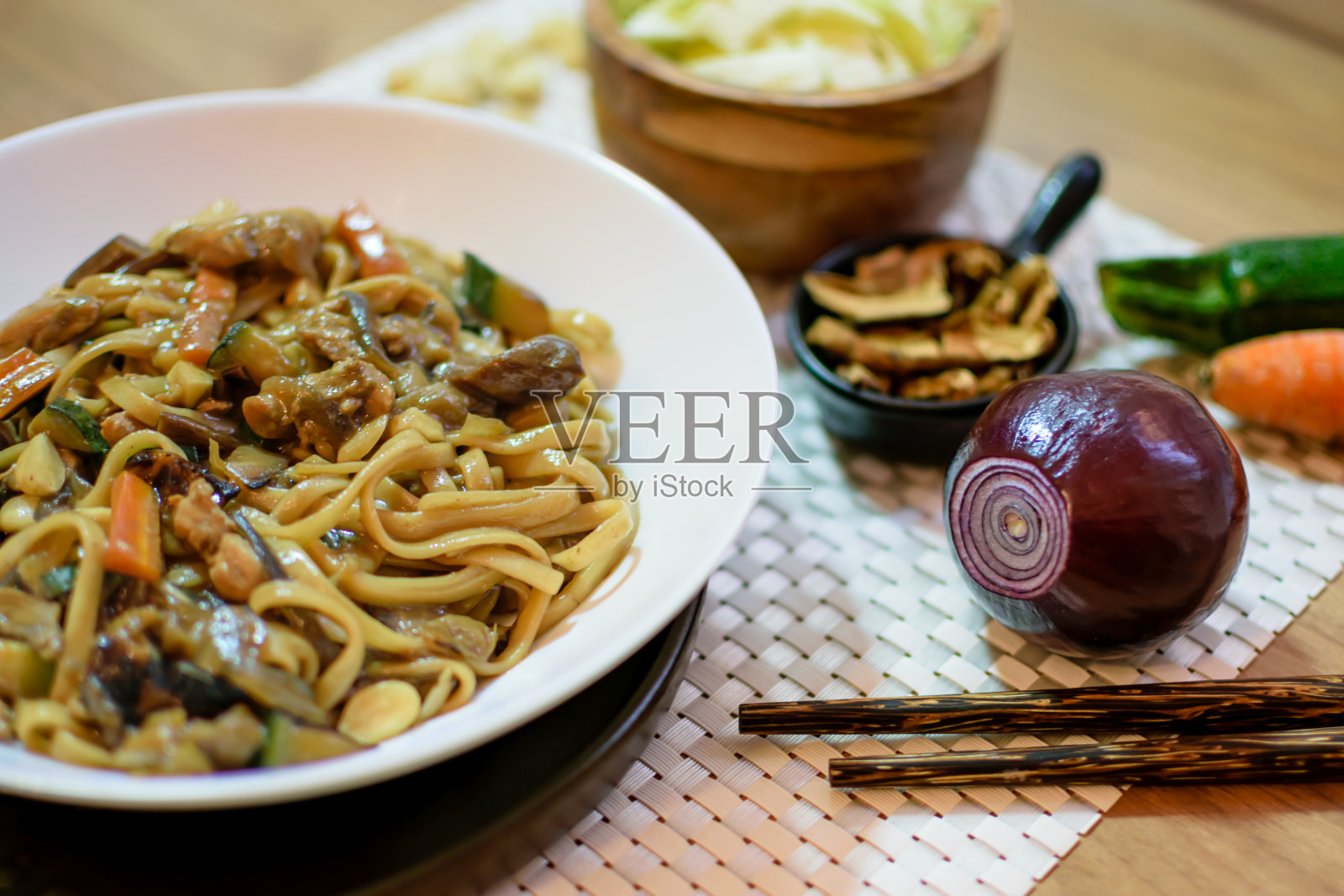 白碗里的米粉配上蔬菜和肉。照片摄影图片