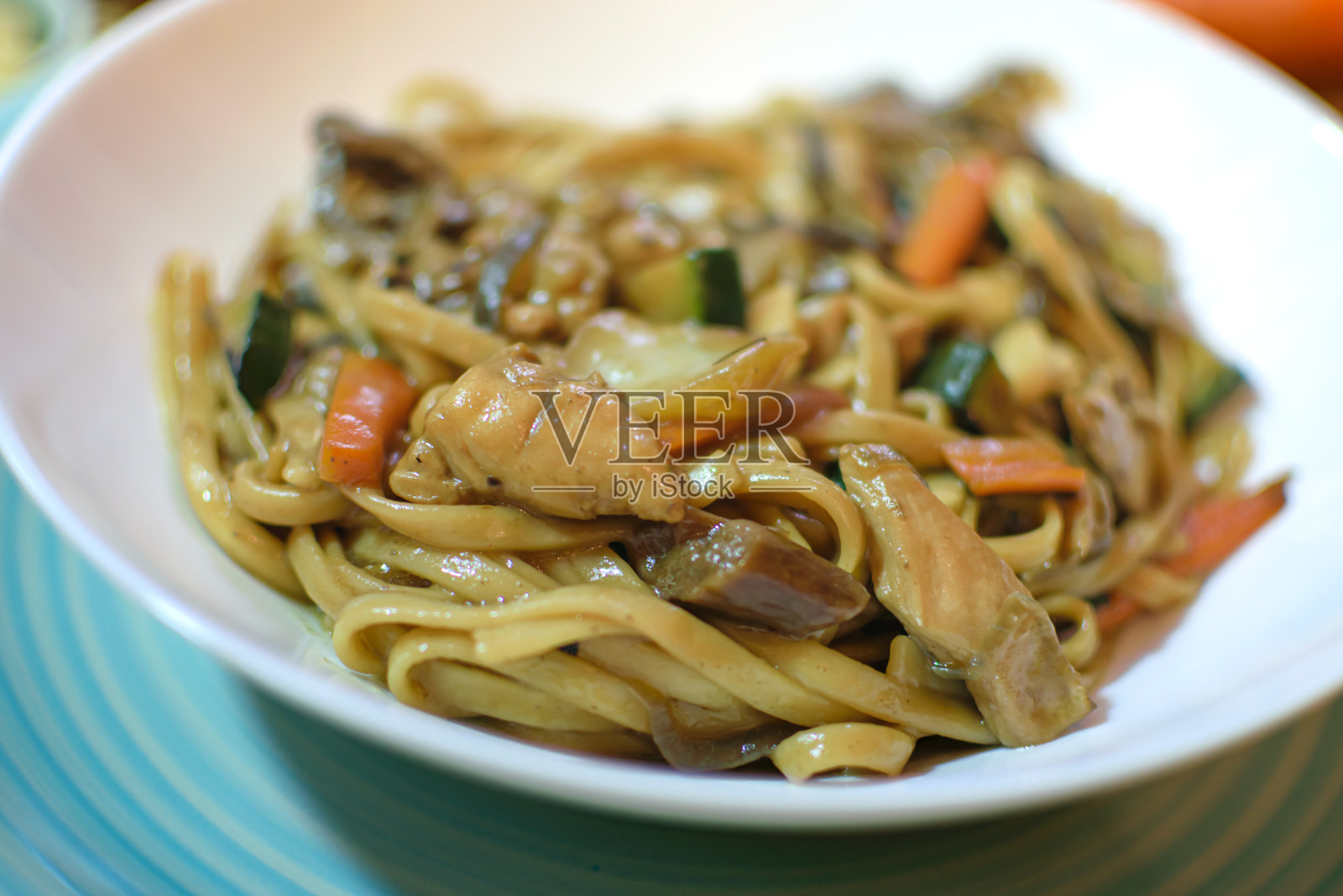 白碗里的米粉配上蔬菜和肉。照片摄影图片