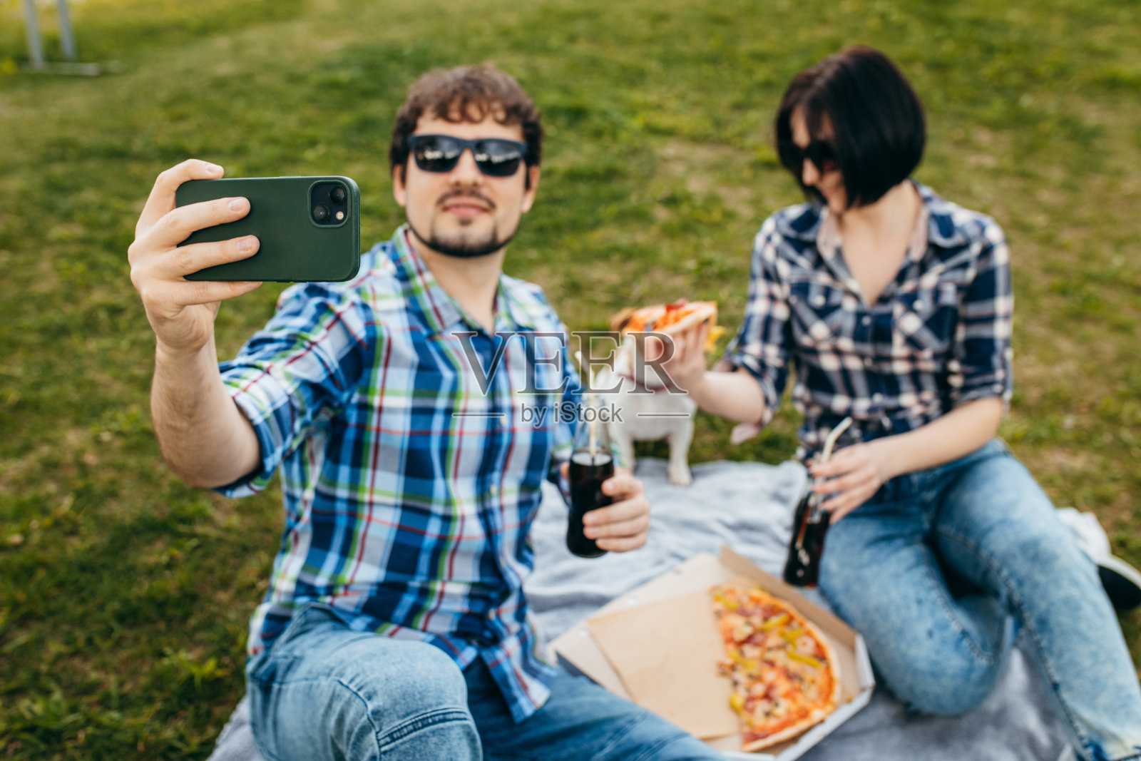 年轻时尚的家庭在户外吃披萨小吃照片摄影图片