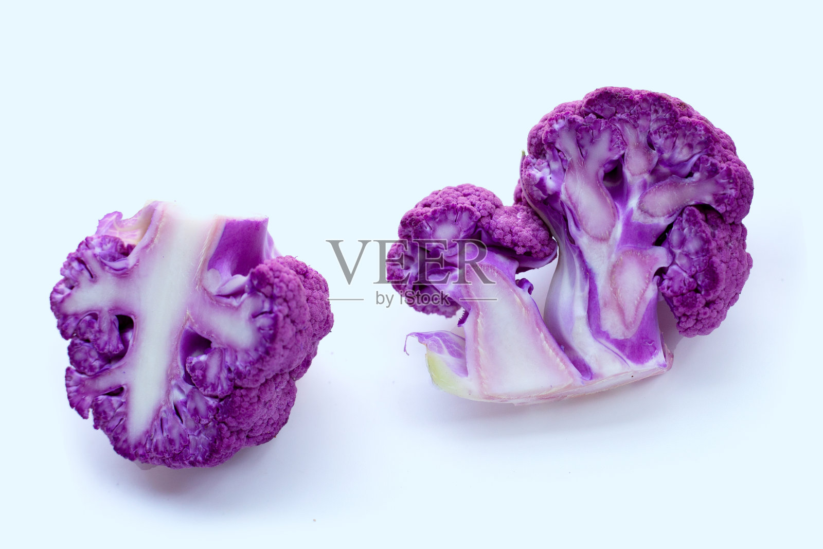 白色背景上的紫色花椰菜。照片摄影图片