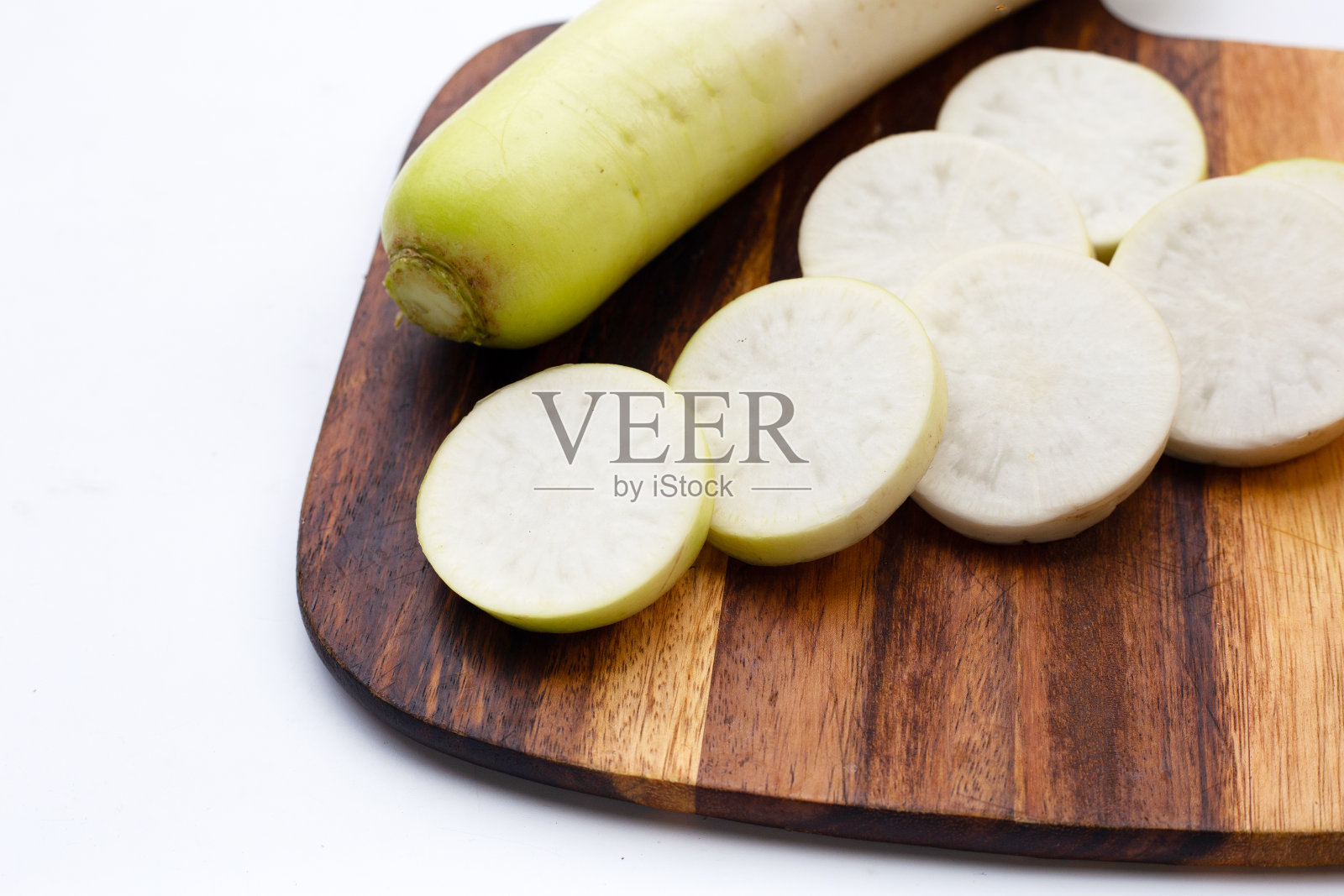 切片的日本白萝卜。新鲜的蔬菜照片摄影图片