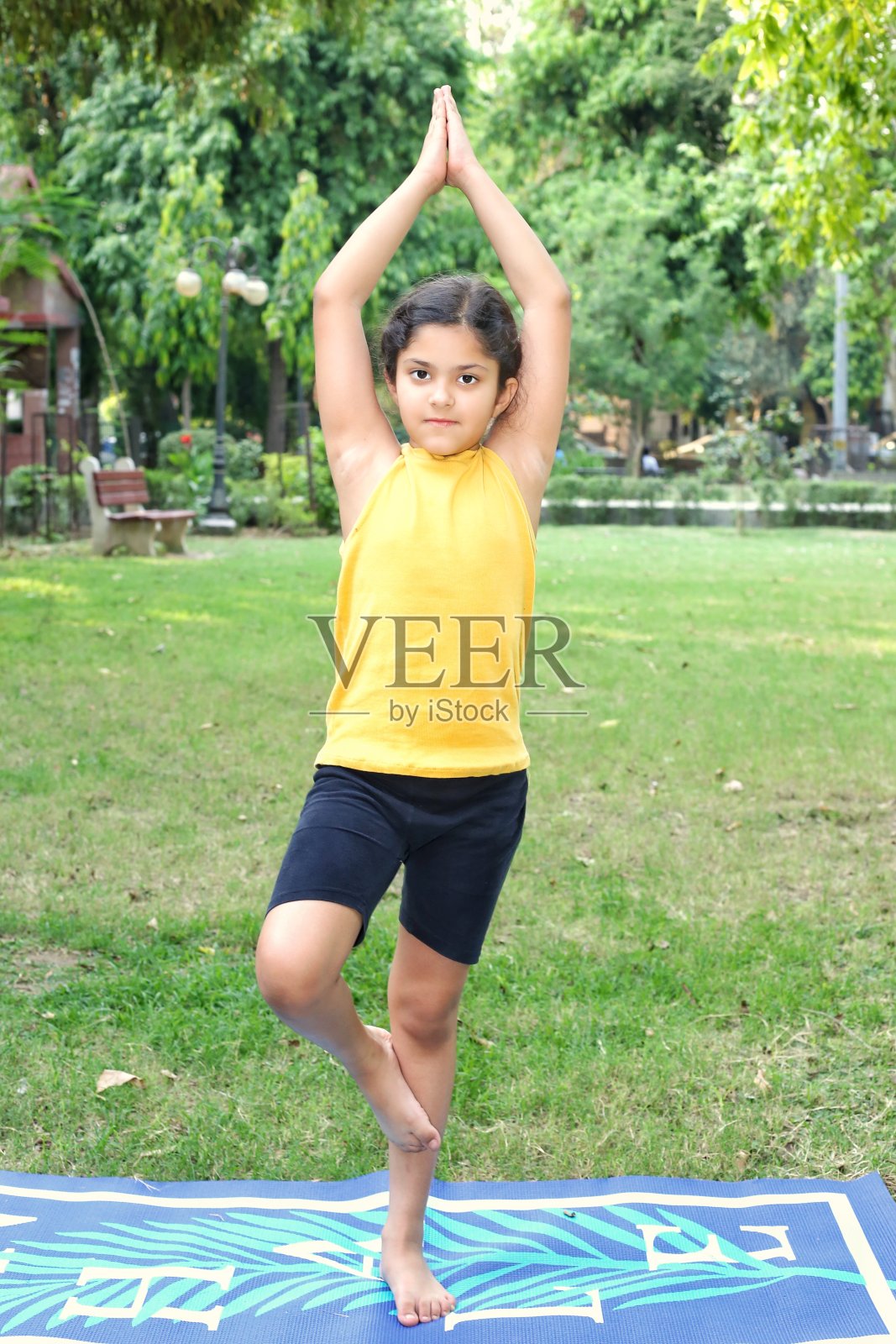 女孩在公园做户外瑜伽照片摄影图片