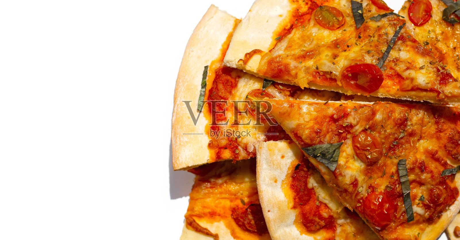 白色背景上的披萨片。照片摄影图片