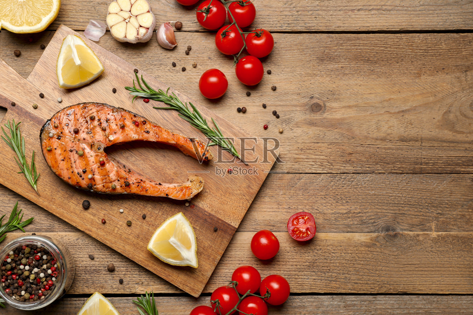 美味的鲑鱼牛排，蔬菜和香料在木桌上，平铺。文本空间照片摄影图片