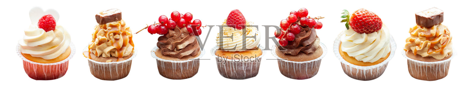 一套巧克力，香草和咸焦糖纸杯蛋糕与新鲜浆果和花生隔离在白色背景，png照片摄影图片