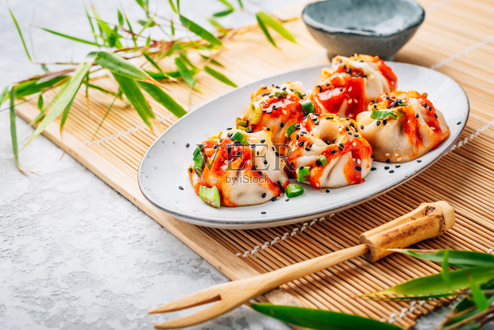 蒸饺点心配辣酱照片摄影图片