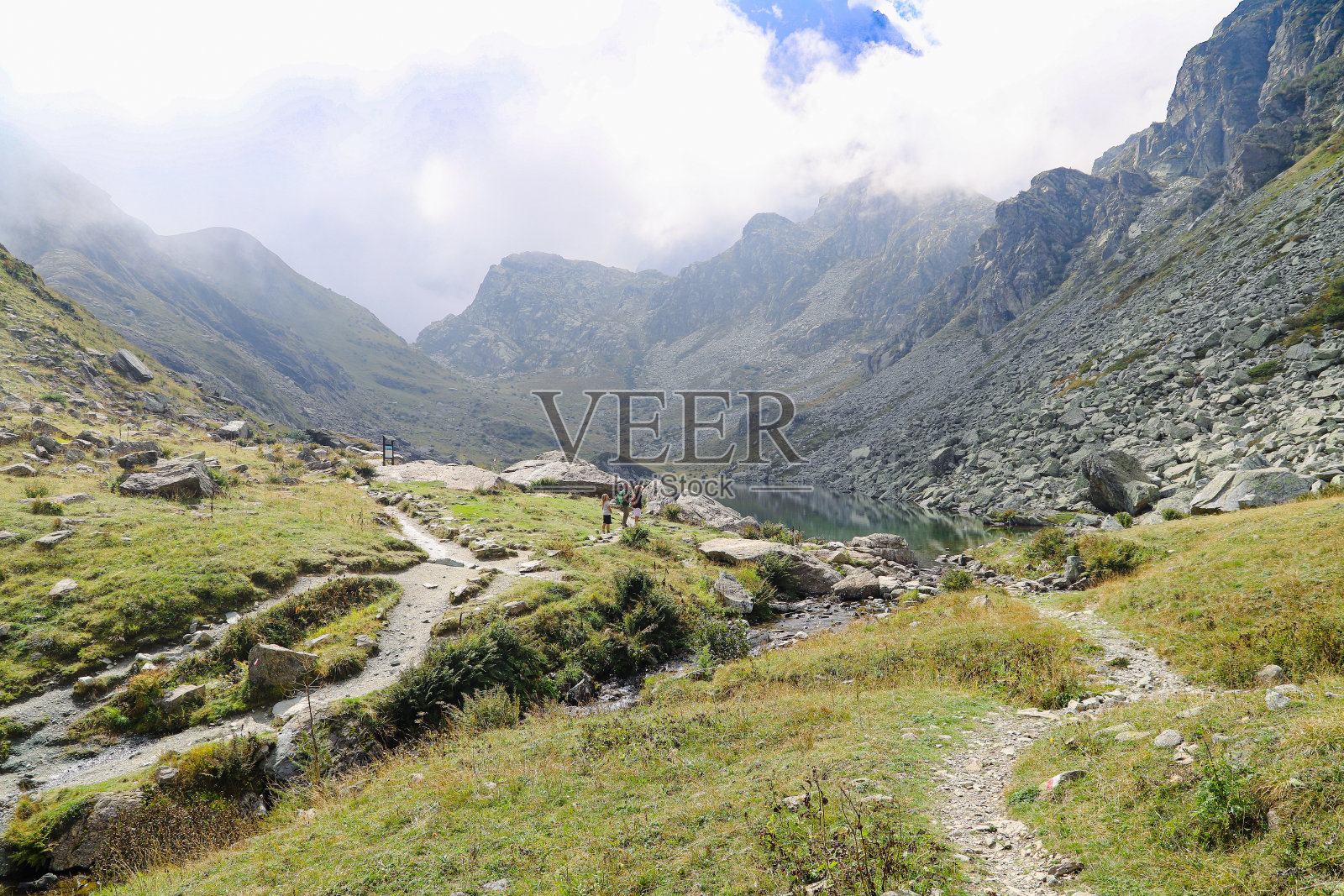 高山景观和地平线上不祥的云照片摄影图片
