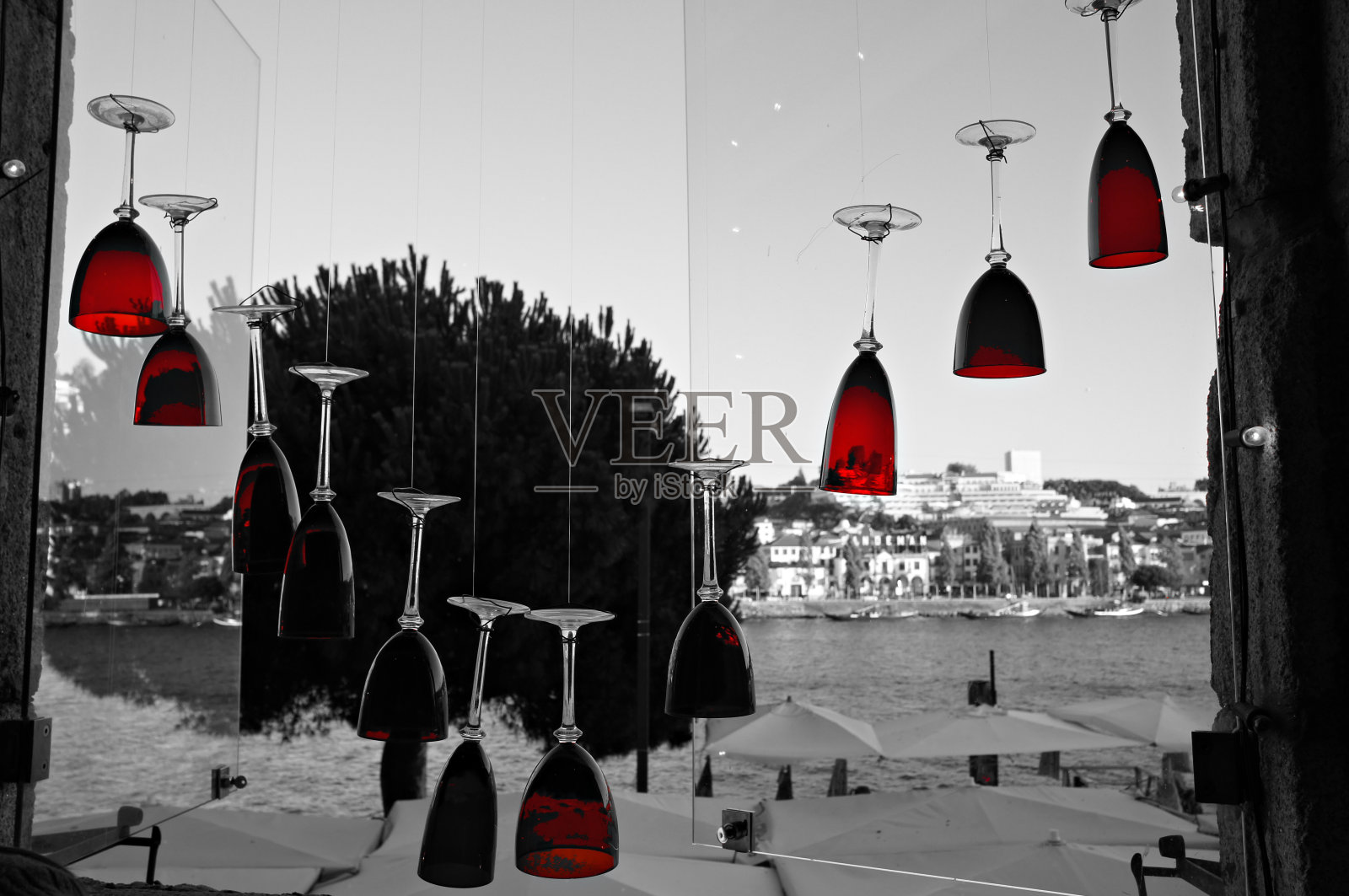 餐厅窗户上的红酒杯装饰——波尔图，葡萄牙照片摄影图片