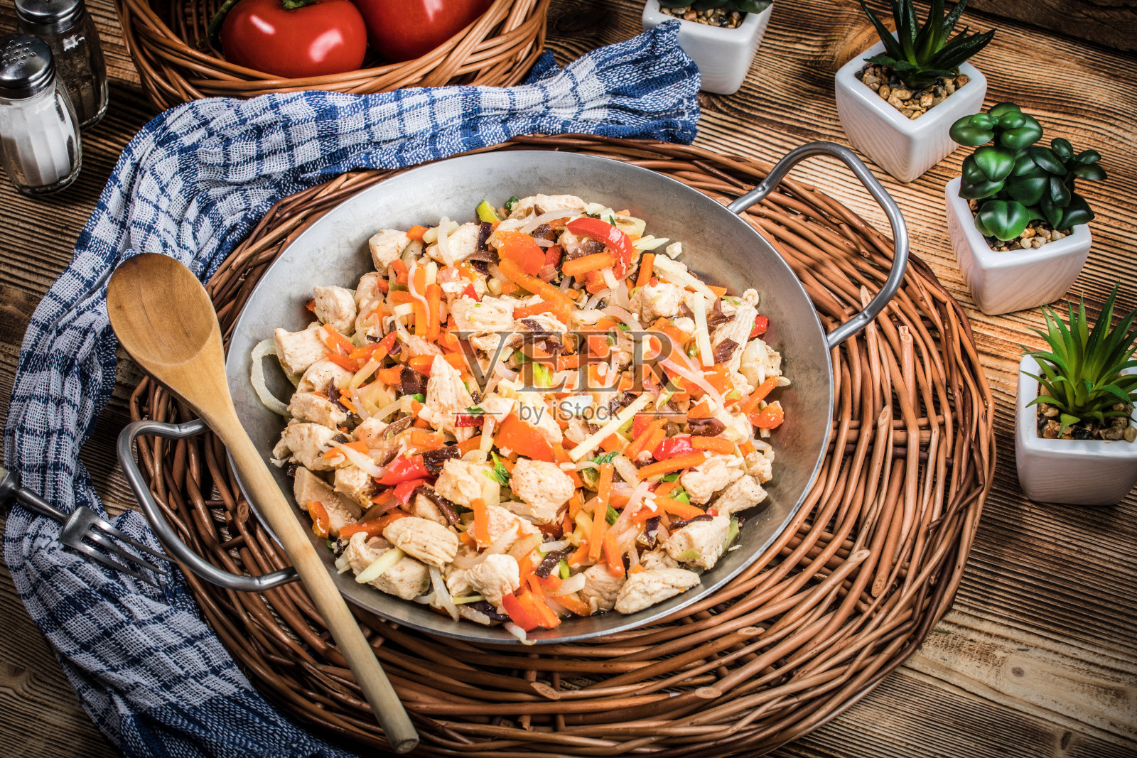 蔬菜炸鸡块。照片摄影图片