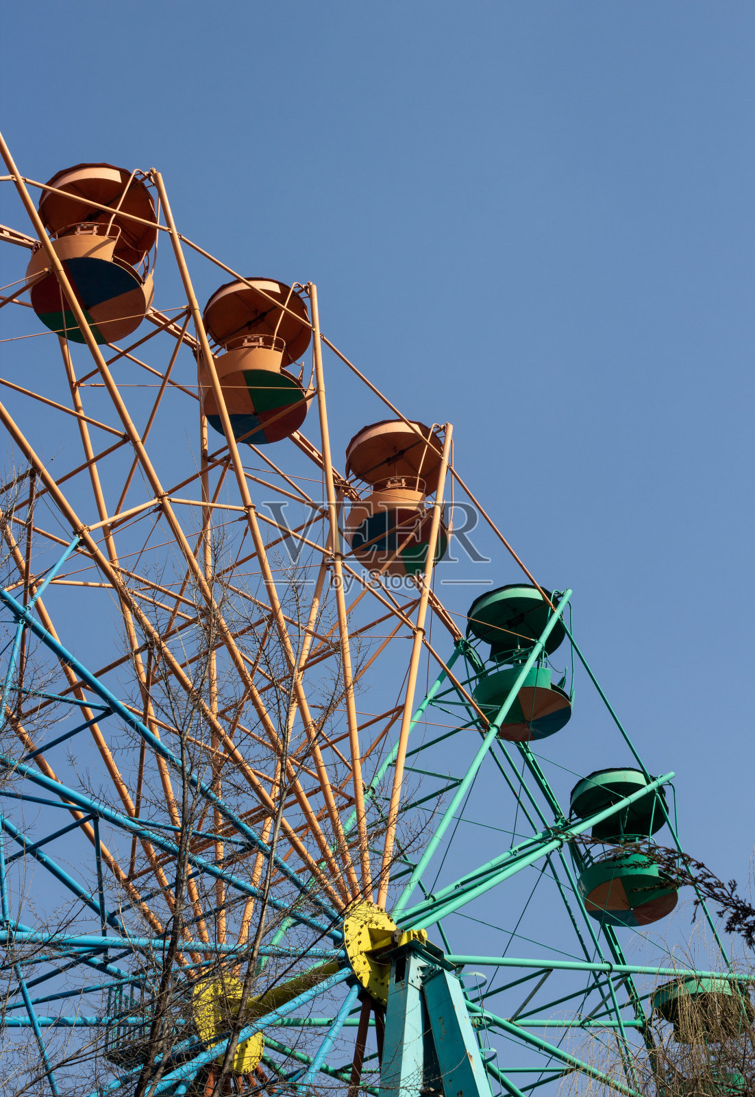 吉尔吉斯斯坦奥什城市公园里的摩天轮照片摄影图片