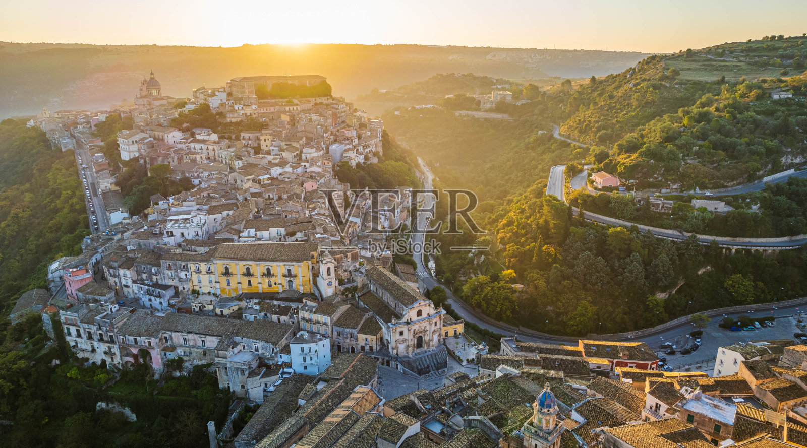 意大利西西里岛拉古萨伊布拉黎明时分的航拍，世界遗产照片摄影图片