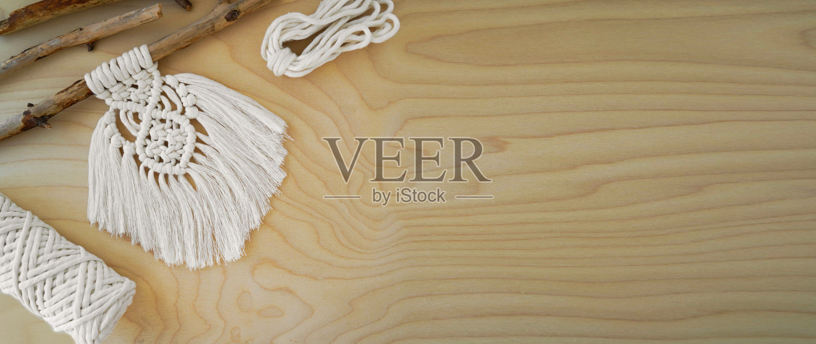 横幅一个手工编织植物衣架与木制环在一个美丽的背景设置的情绪创造。照片摄影图片