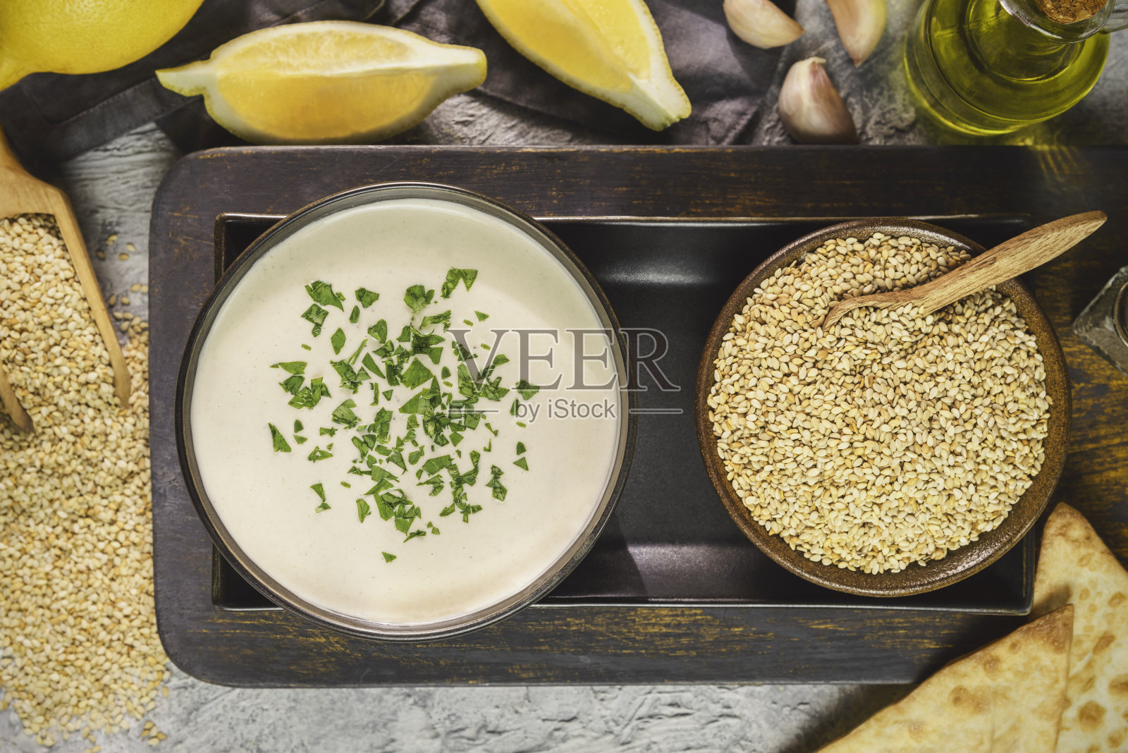 含芝麻的埃及传统塔希尼酱照片摄影图片