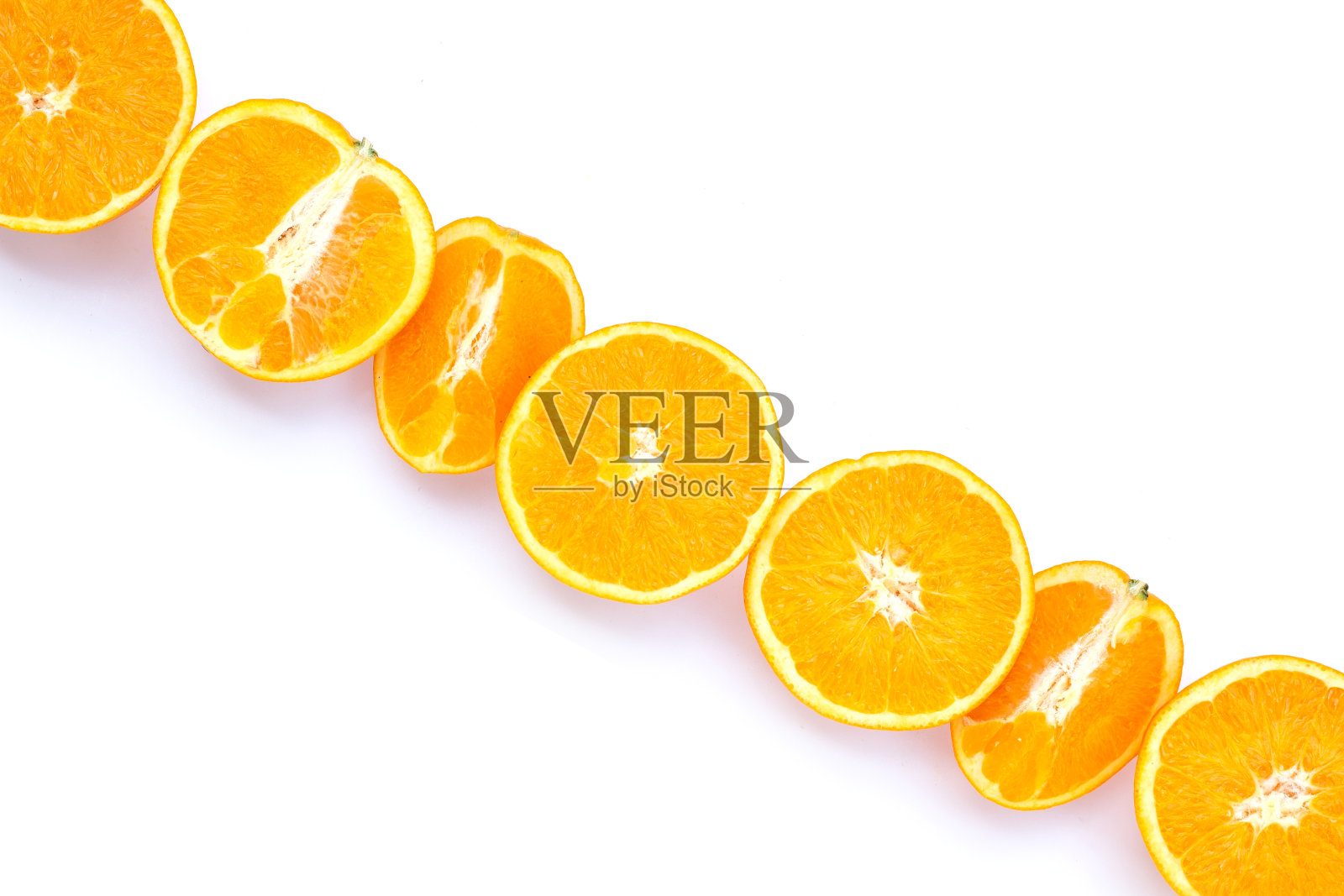 白色背景上的橙色水果。照片摄影图片