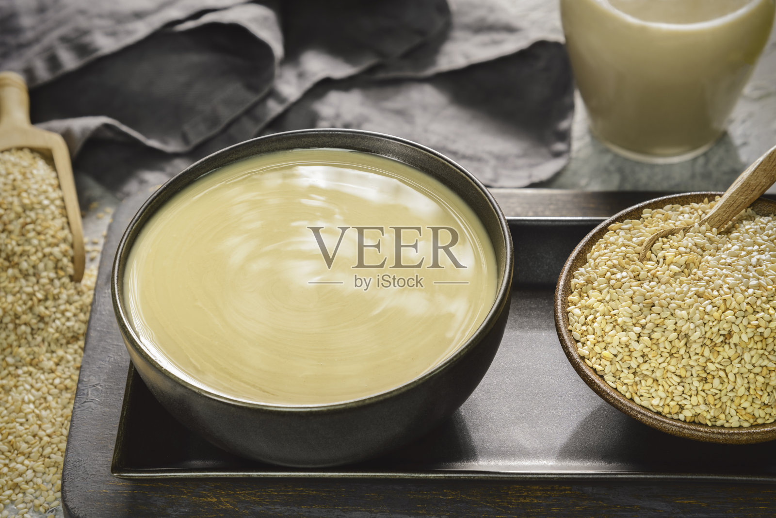 含芝麻的埃及传统塔希尼酱照片摄影图片