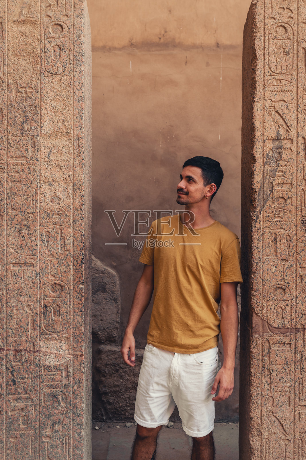 年轻男游客参观卢克索的卡纳克神庙照片摄影图片