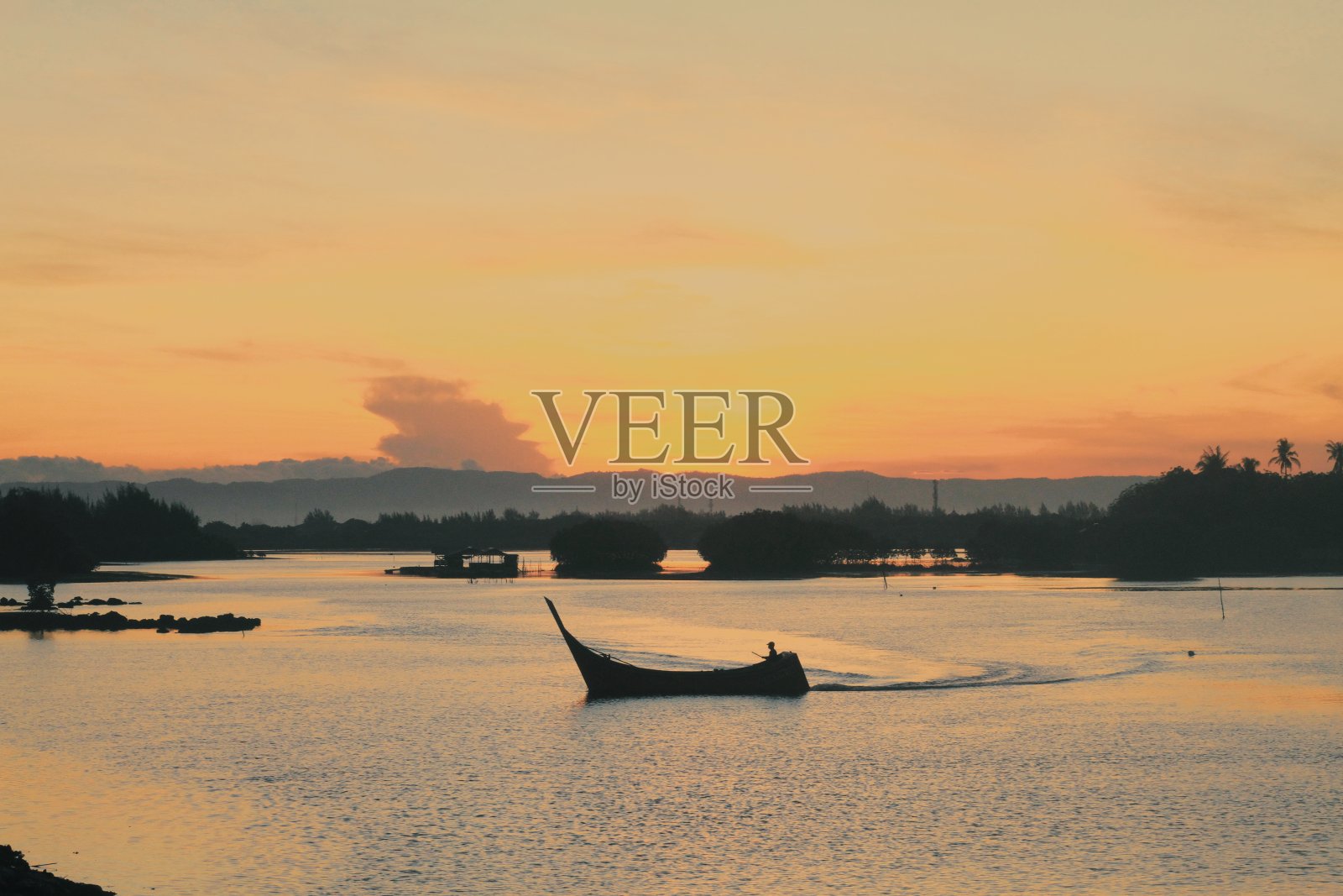 早晨的景色几乎看起来像日落照片摄影图片