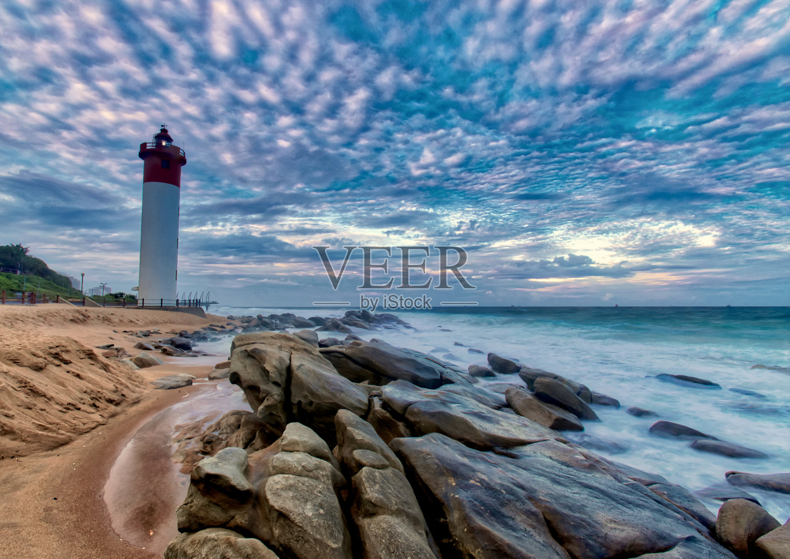 灯塔与岩石前景和美丽的天空照片摄影图片