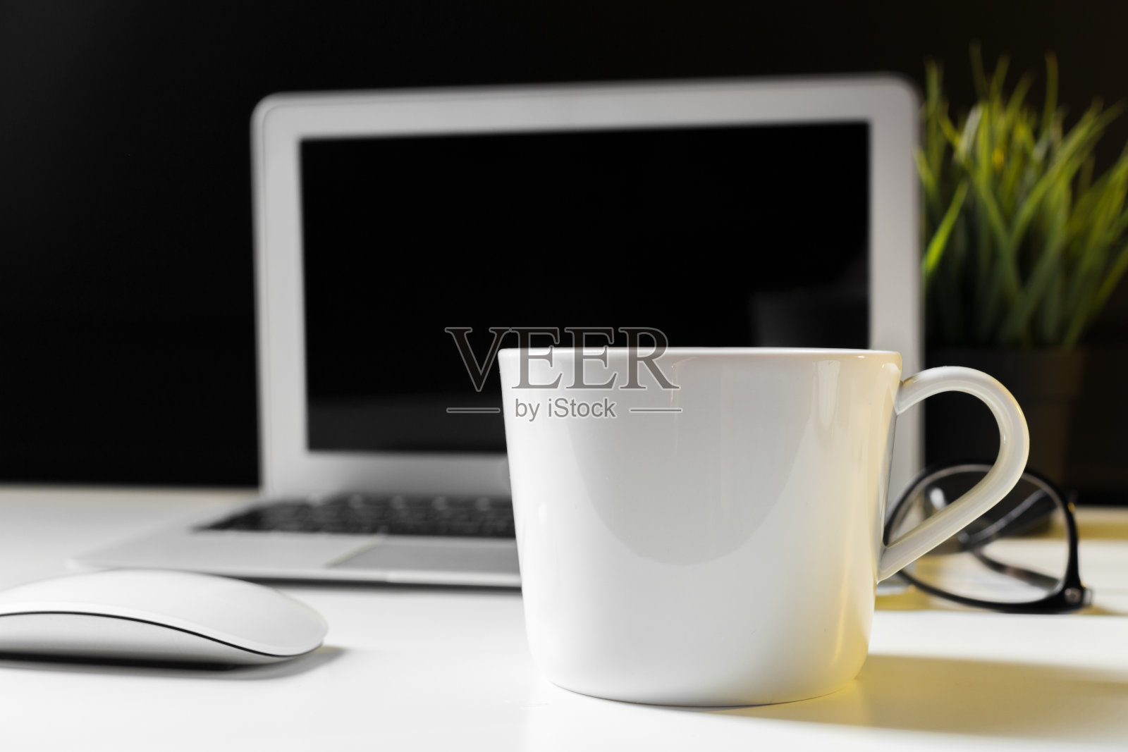 办公皮制办公桌、电脑桌、用品照片摄影图片