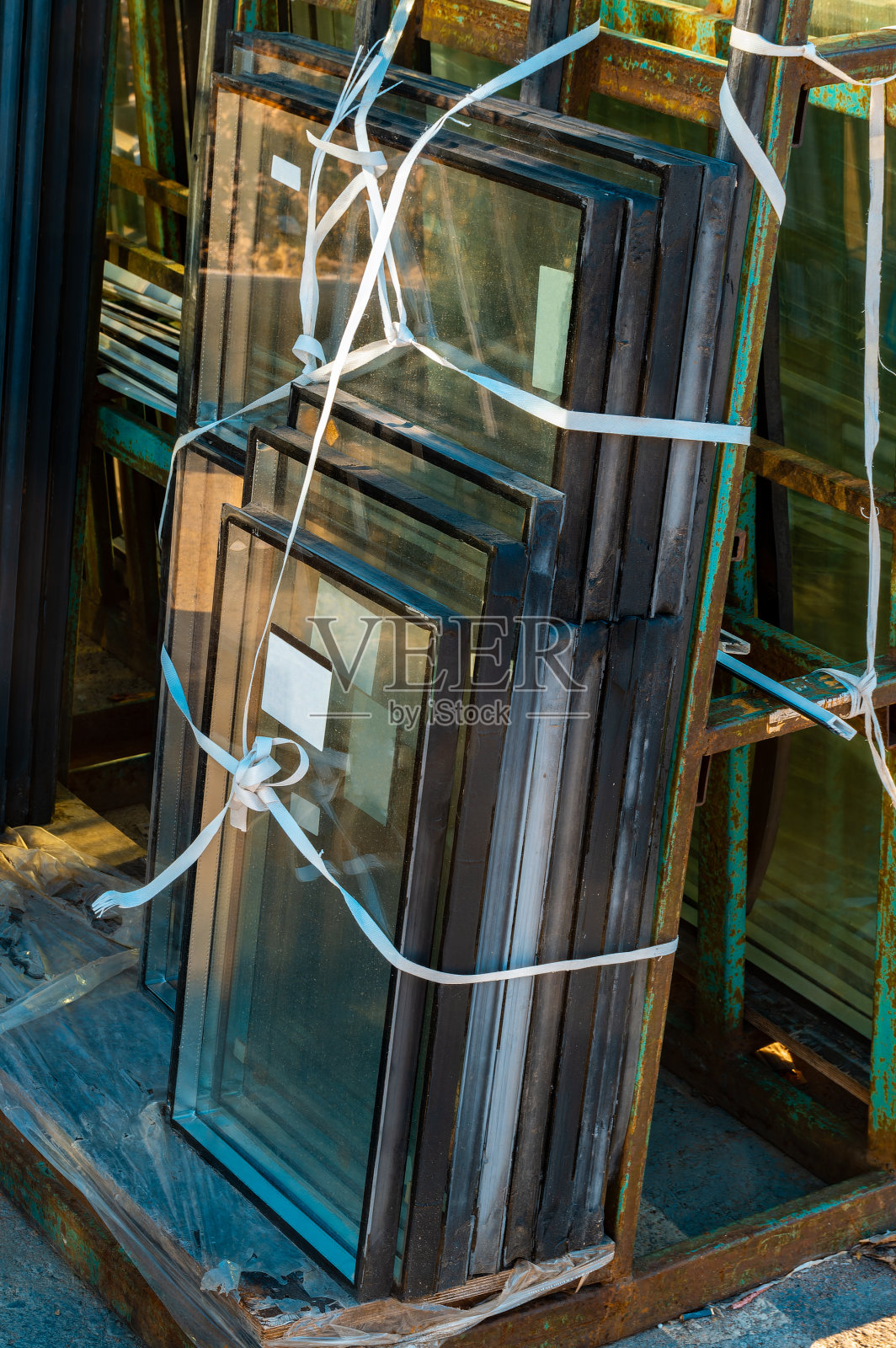 建筑工地的新密封玻璃装置。安装窗口时的储存和准备照片摄影图片