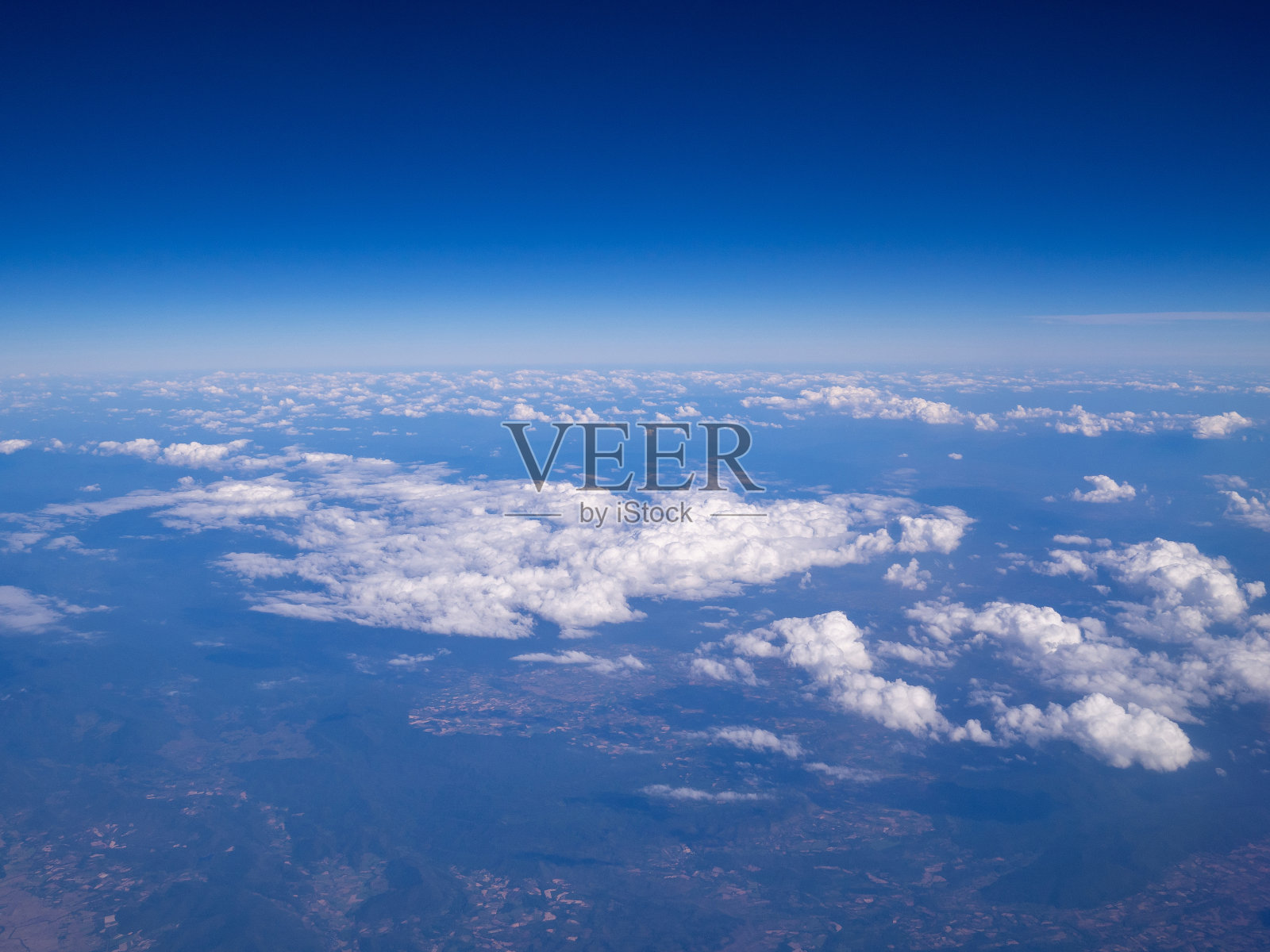 蓝天白云从飞机上看到美丽的蓝天背景自然。照片摄影图片
